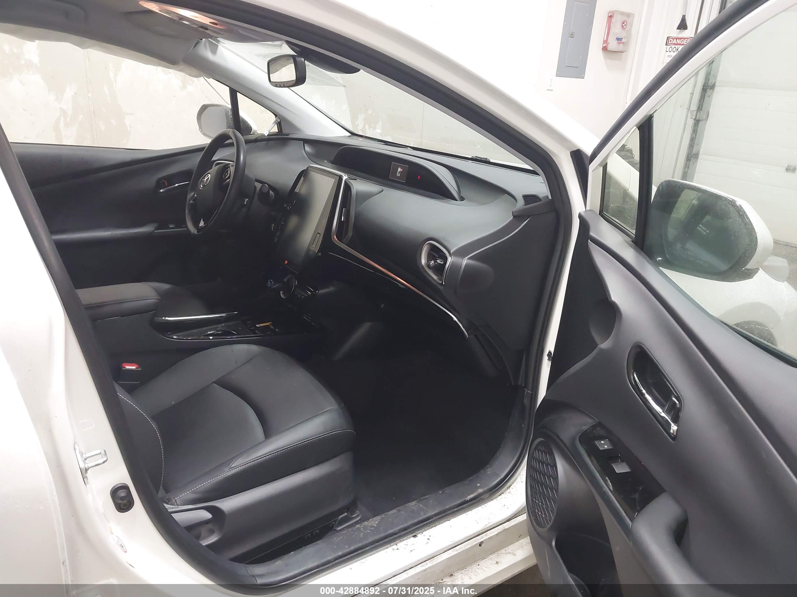 TOYOTA PRIUS image 5
