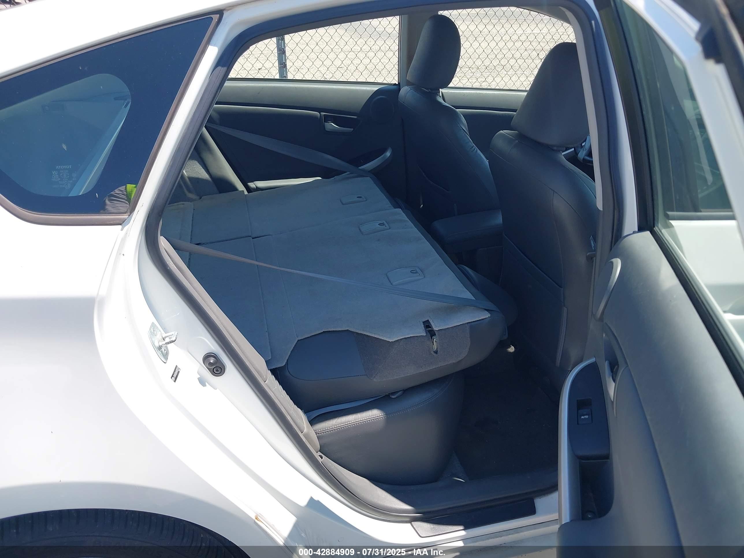TOYOTA PRIUS image 8