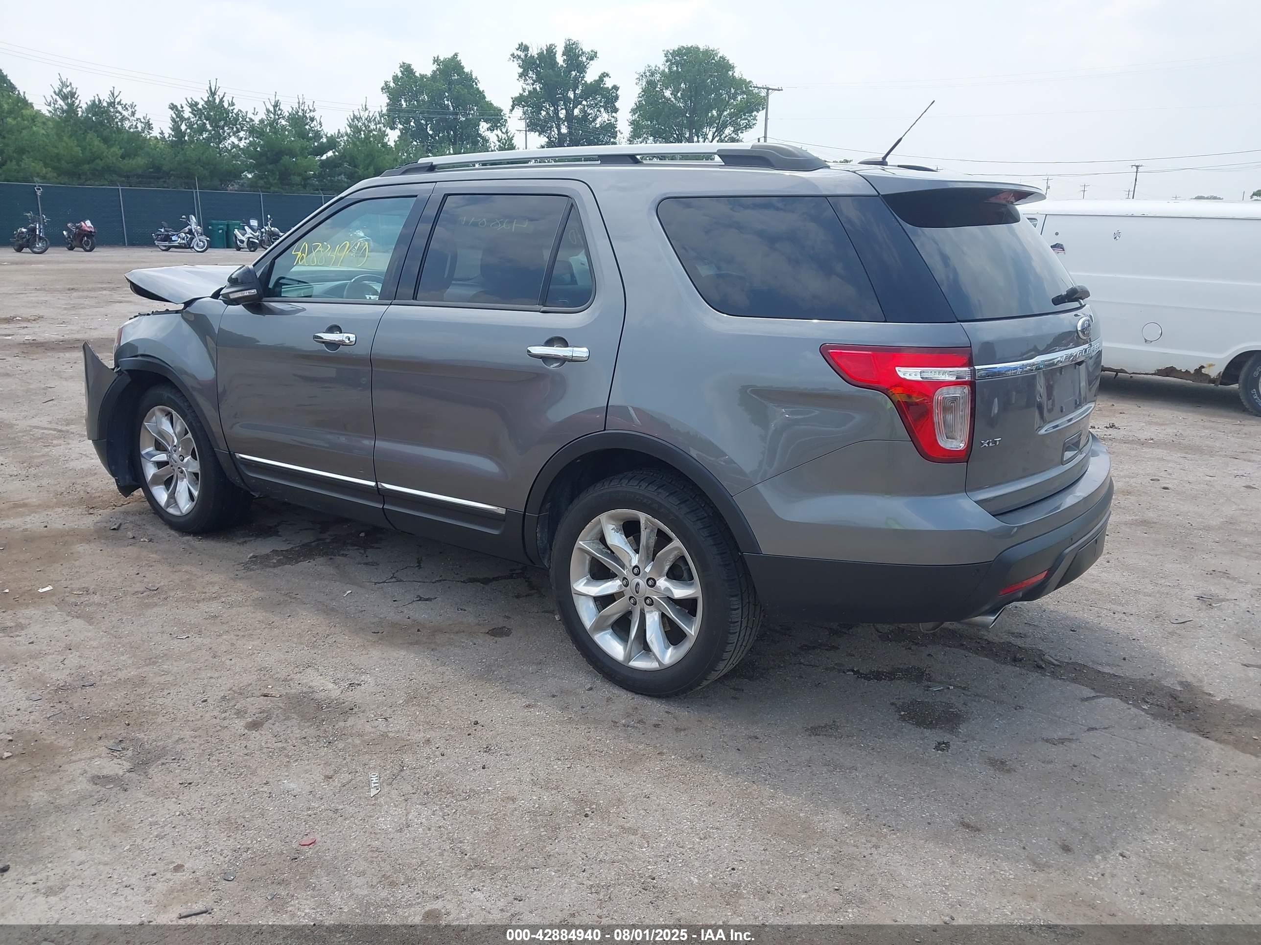 FORD EXPLORER image 3