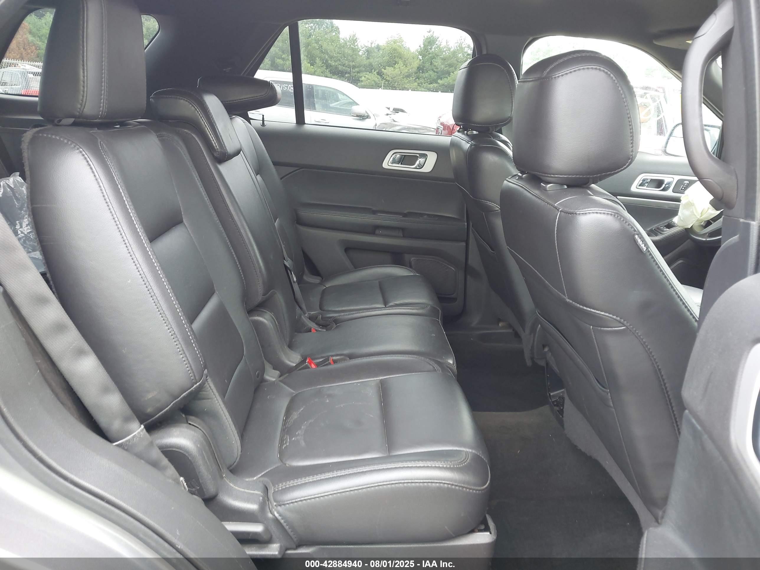 FORD EXPLORER image 8
