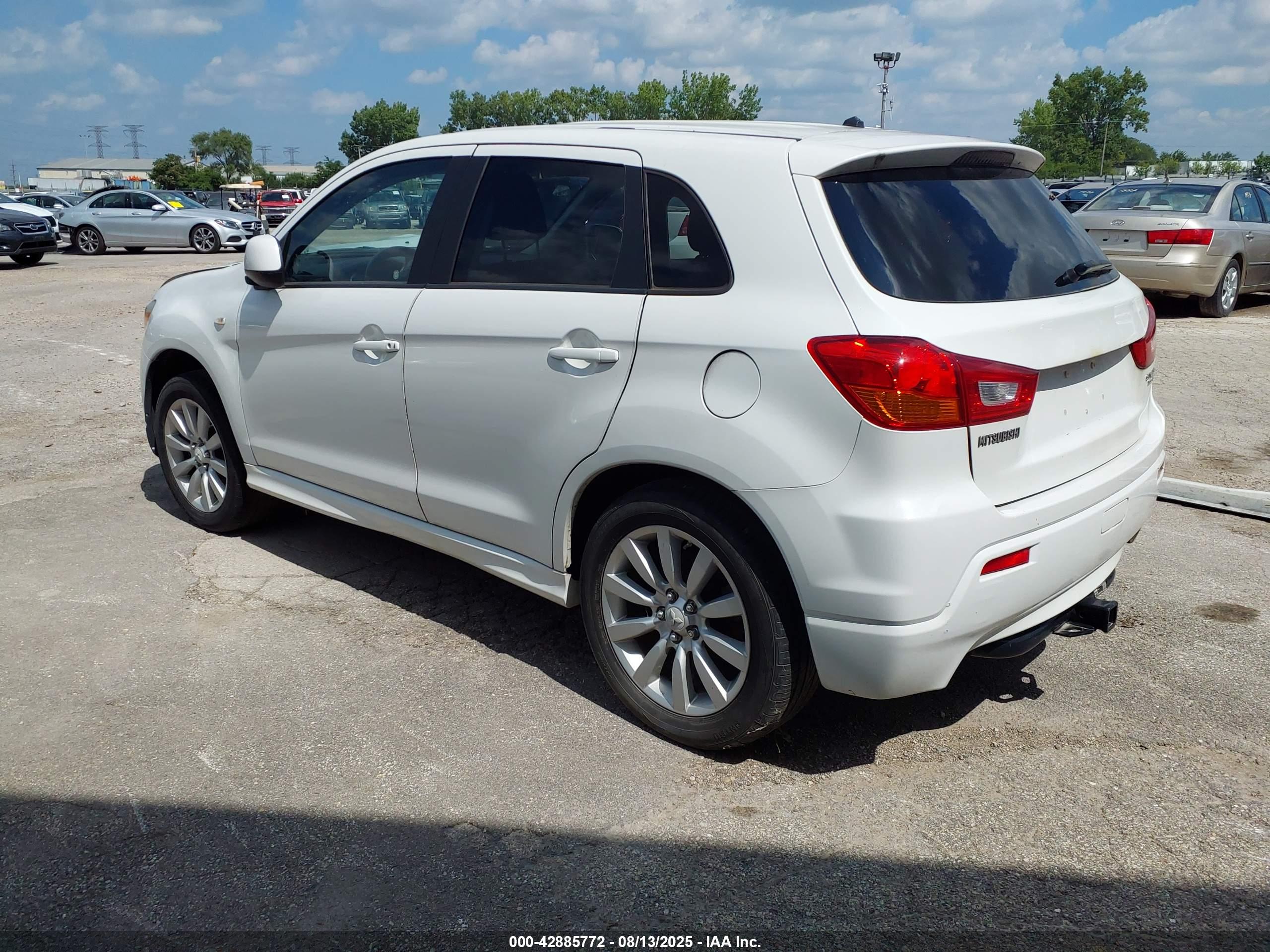 MITSUBISHI OUTLANDER image 3