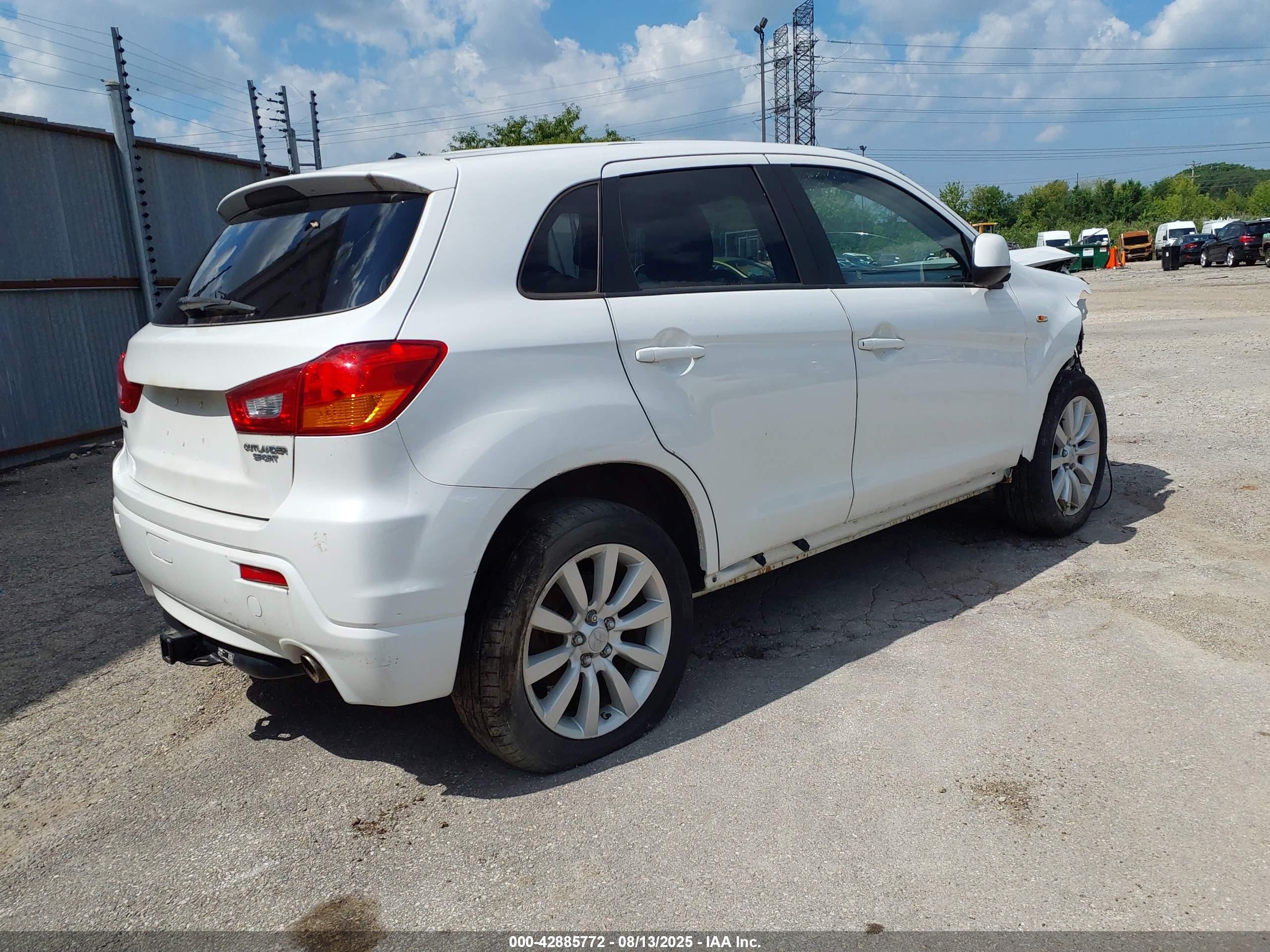 MITSUBISHI OUTLANDER image 4