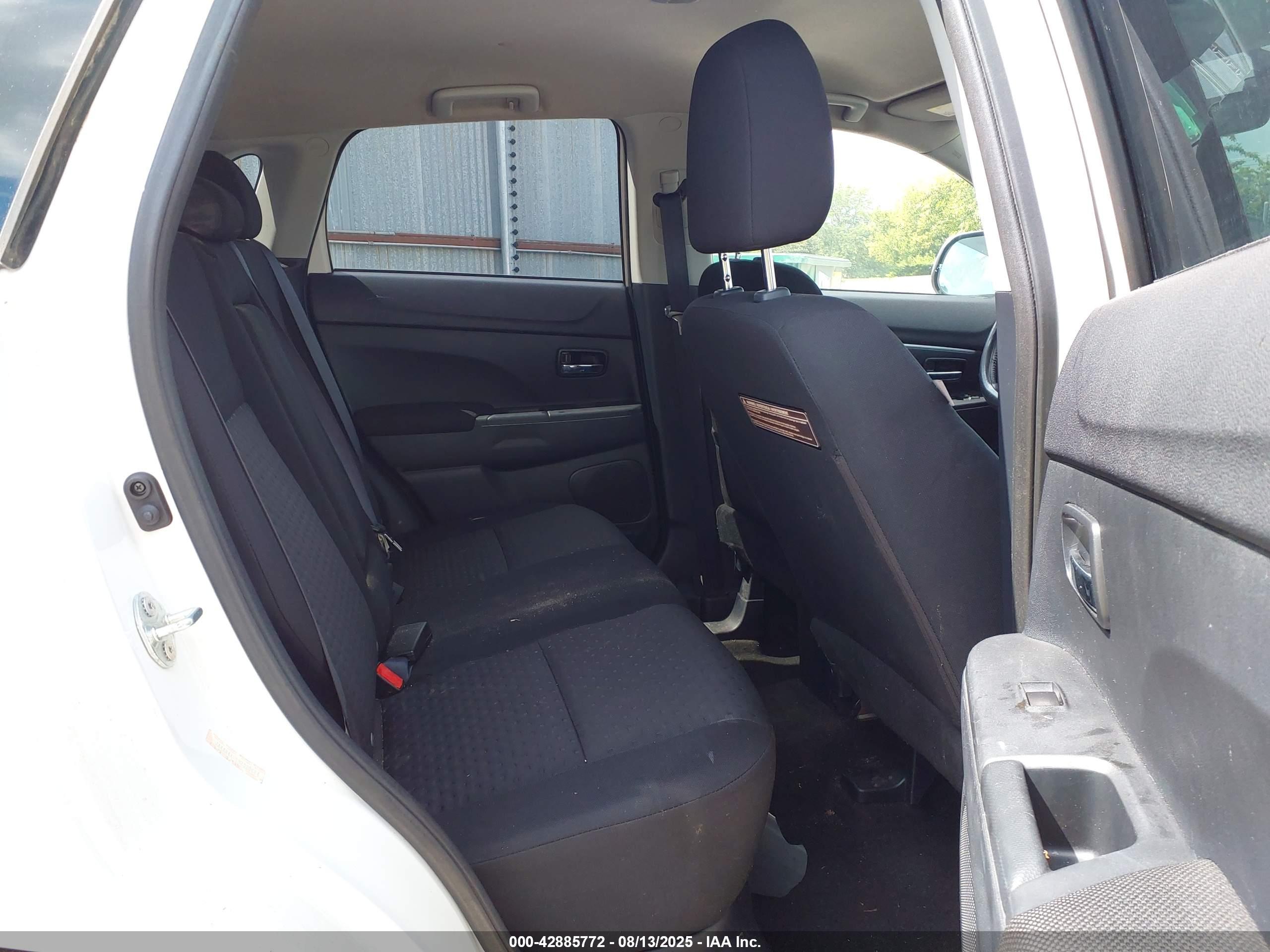 MITSUBISHI OUTLANDER image 8