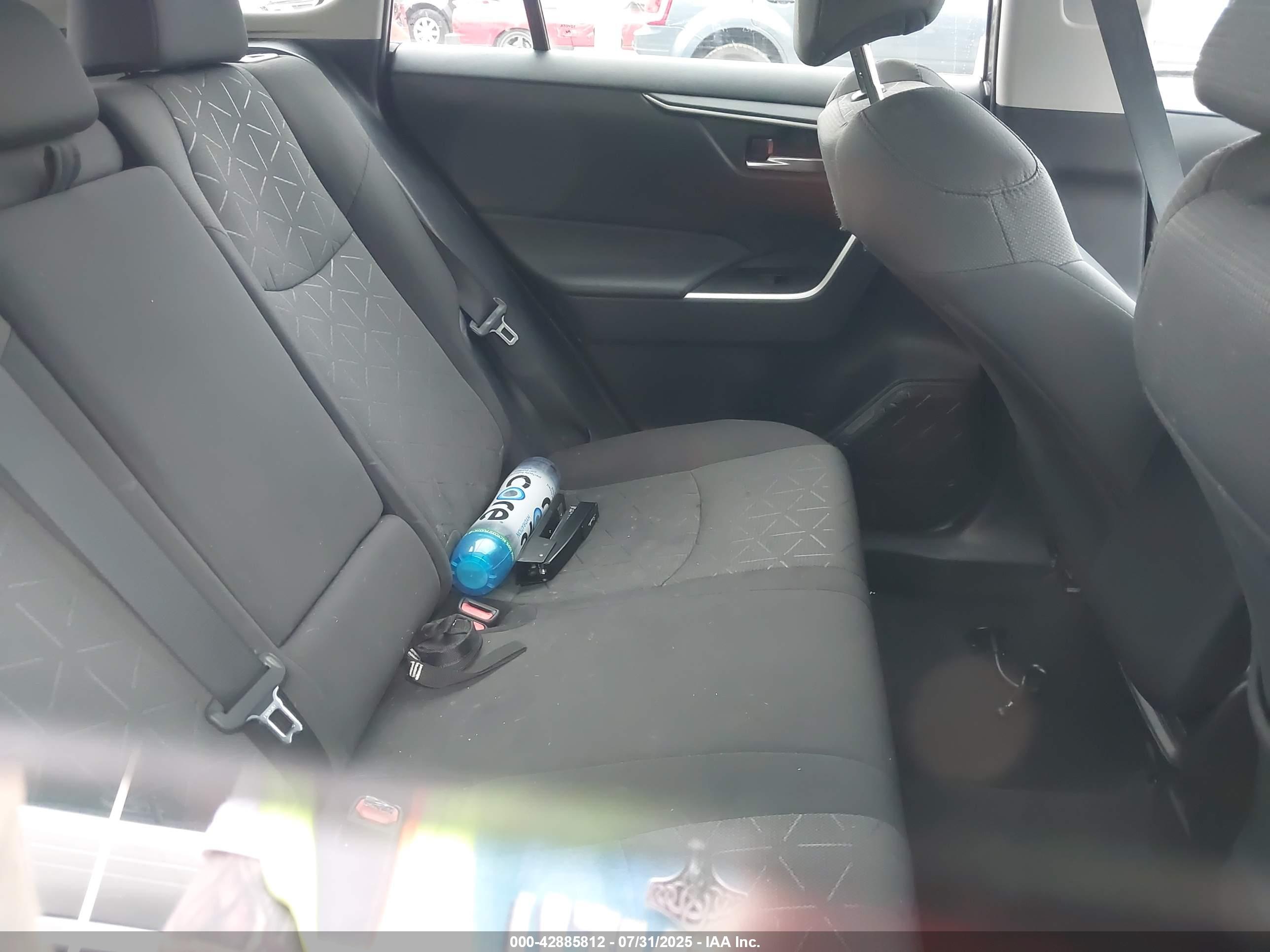 TOYOTA RAV4 image 8