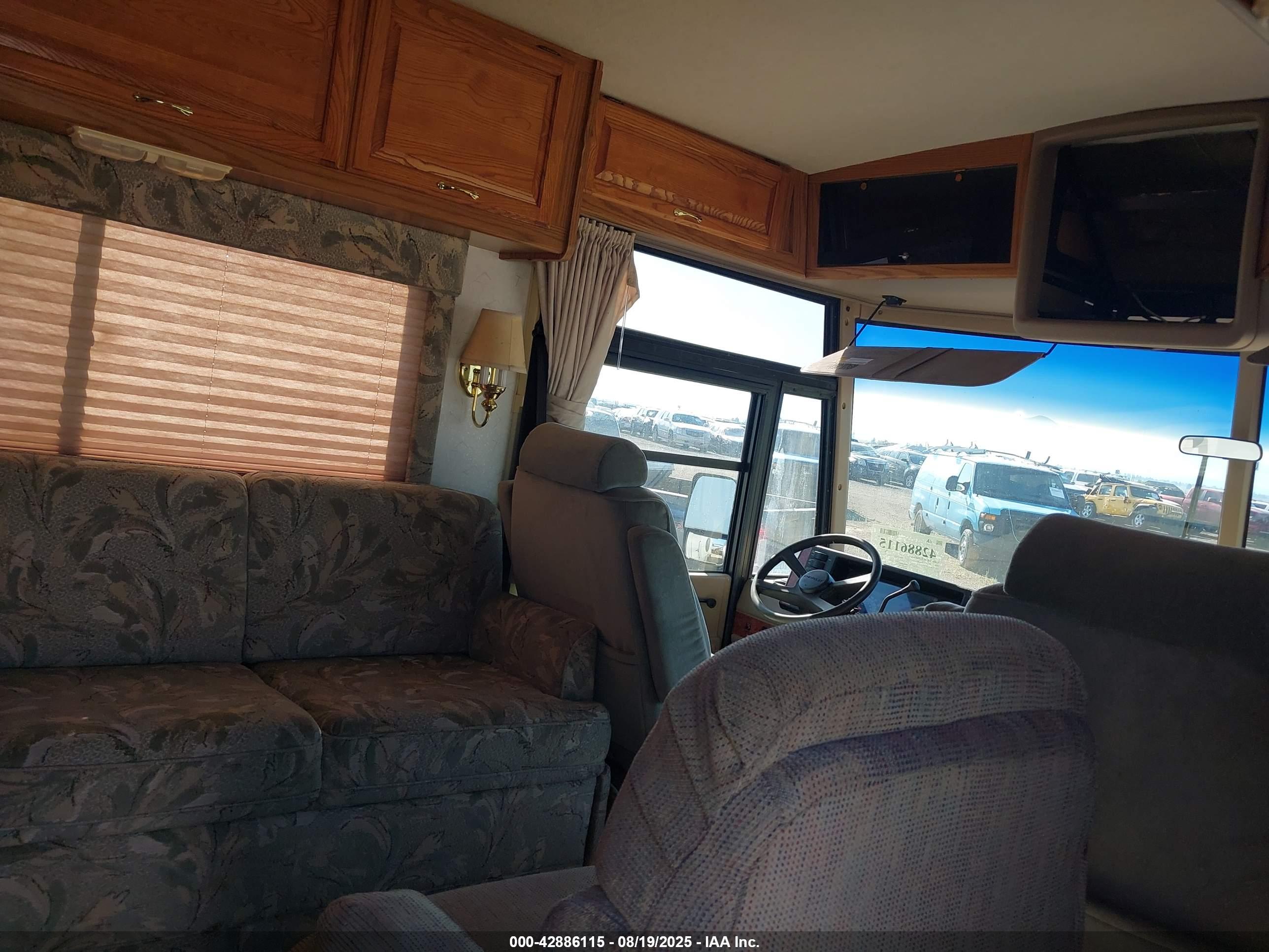 WINNEBAGO ADVENTURER image 5