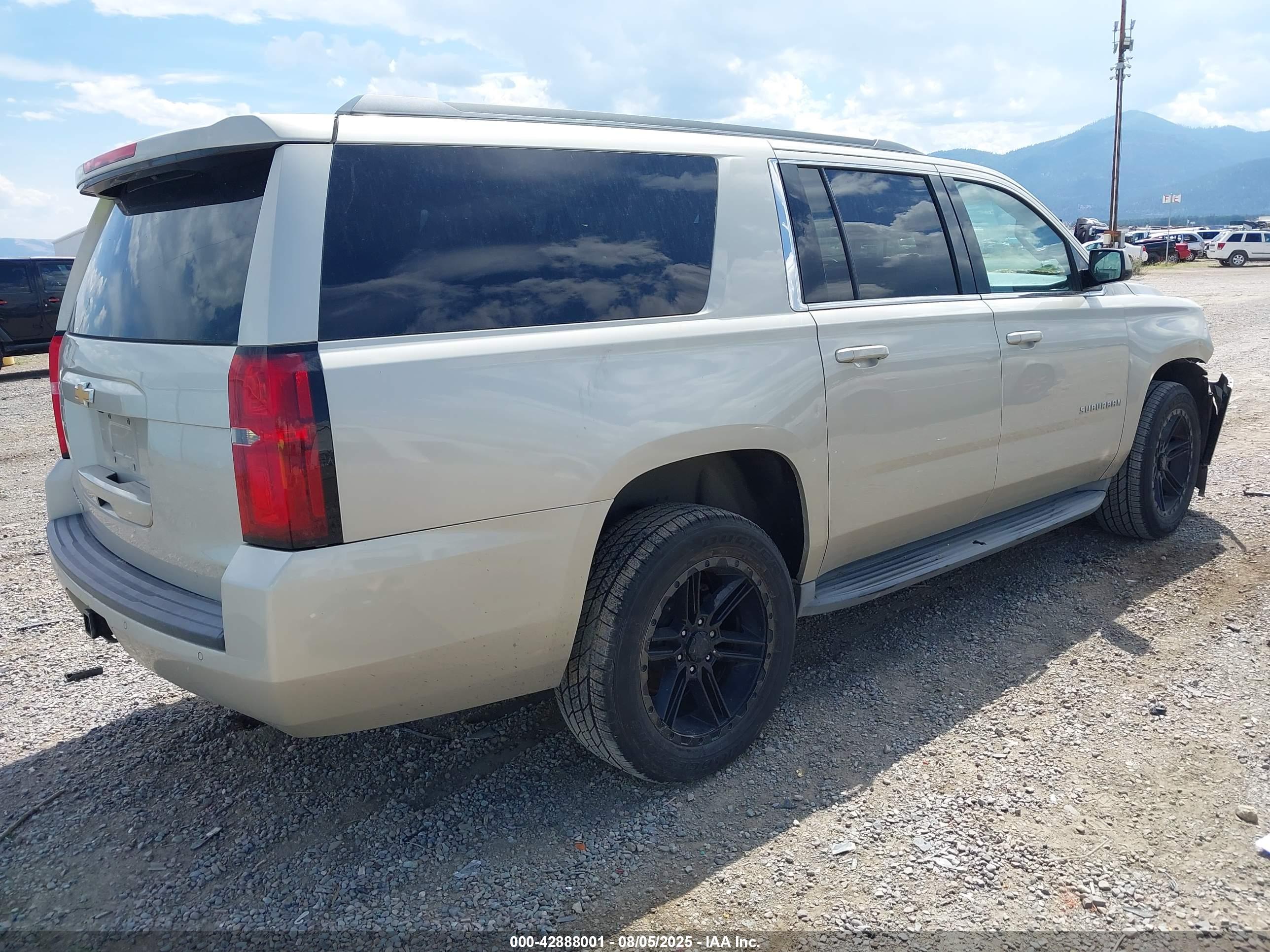 CHEVROLET SUBURBAN image 4