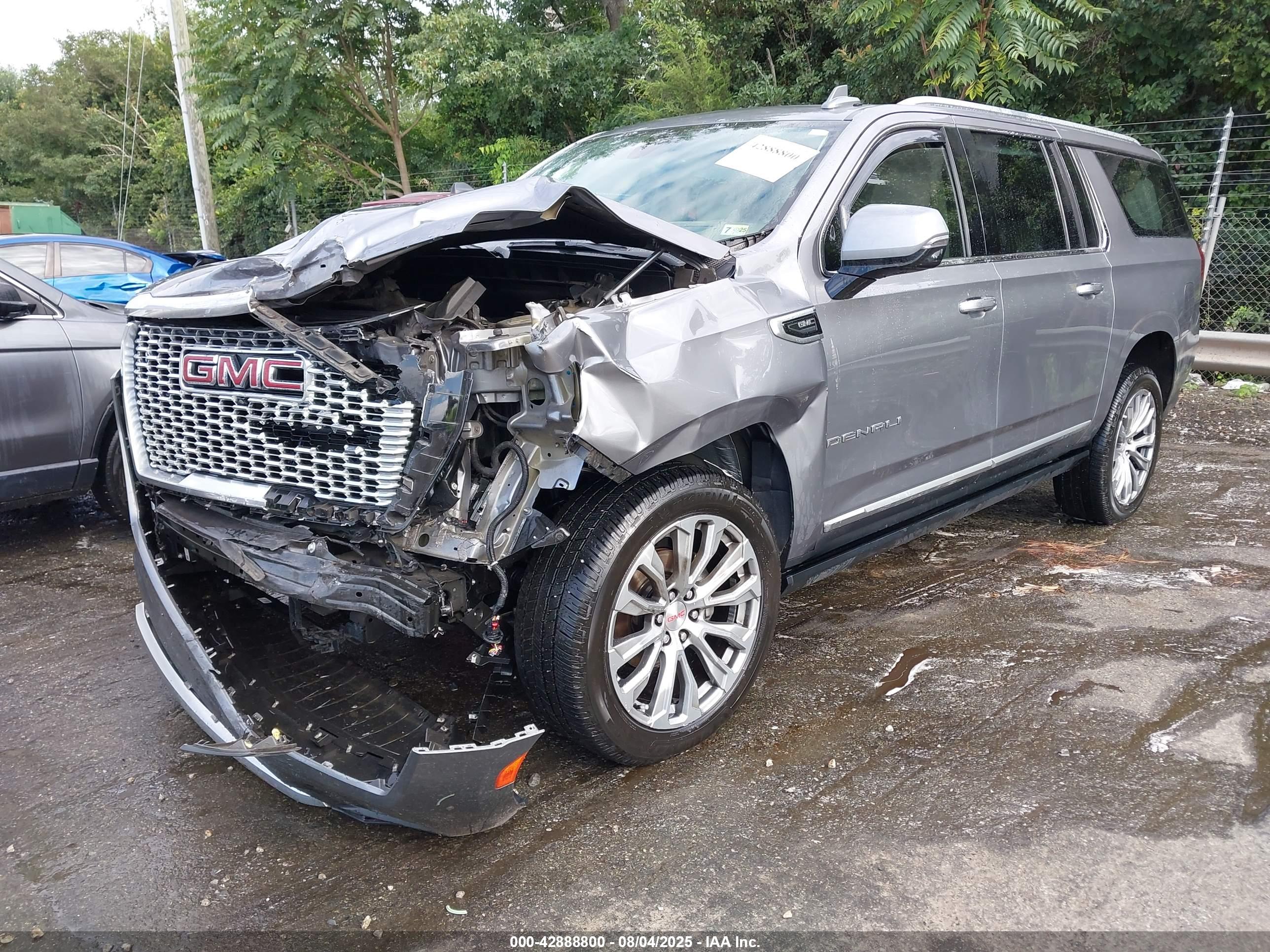 GMC YUKON image 2