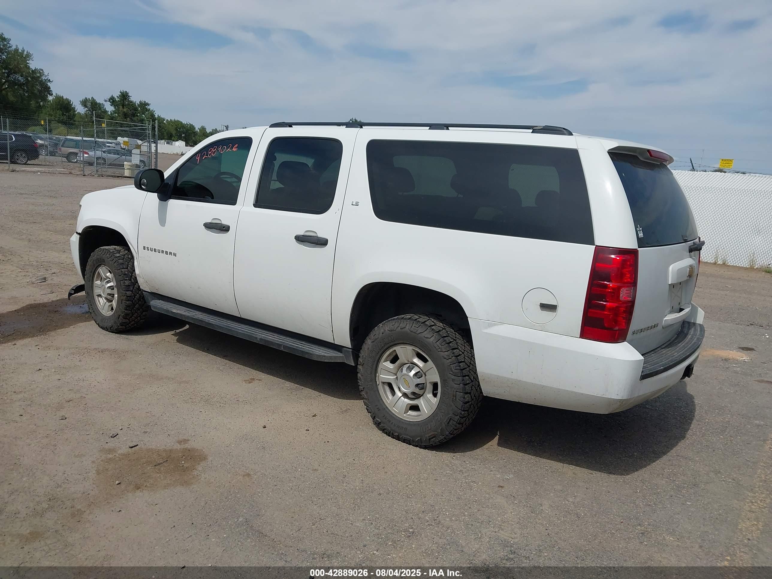 CHEVROLET SUBURBAN image 3