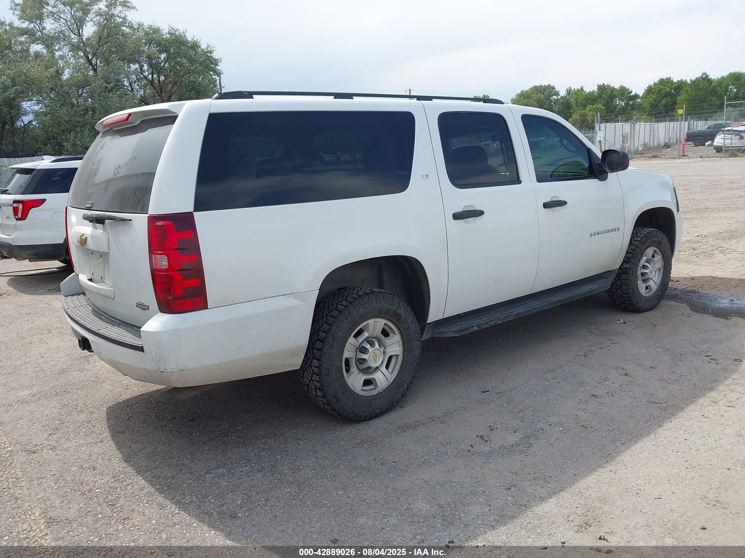 CHEVROLET SUBURBAN image 4