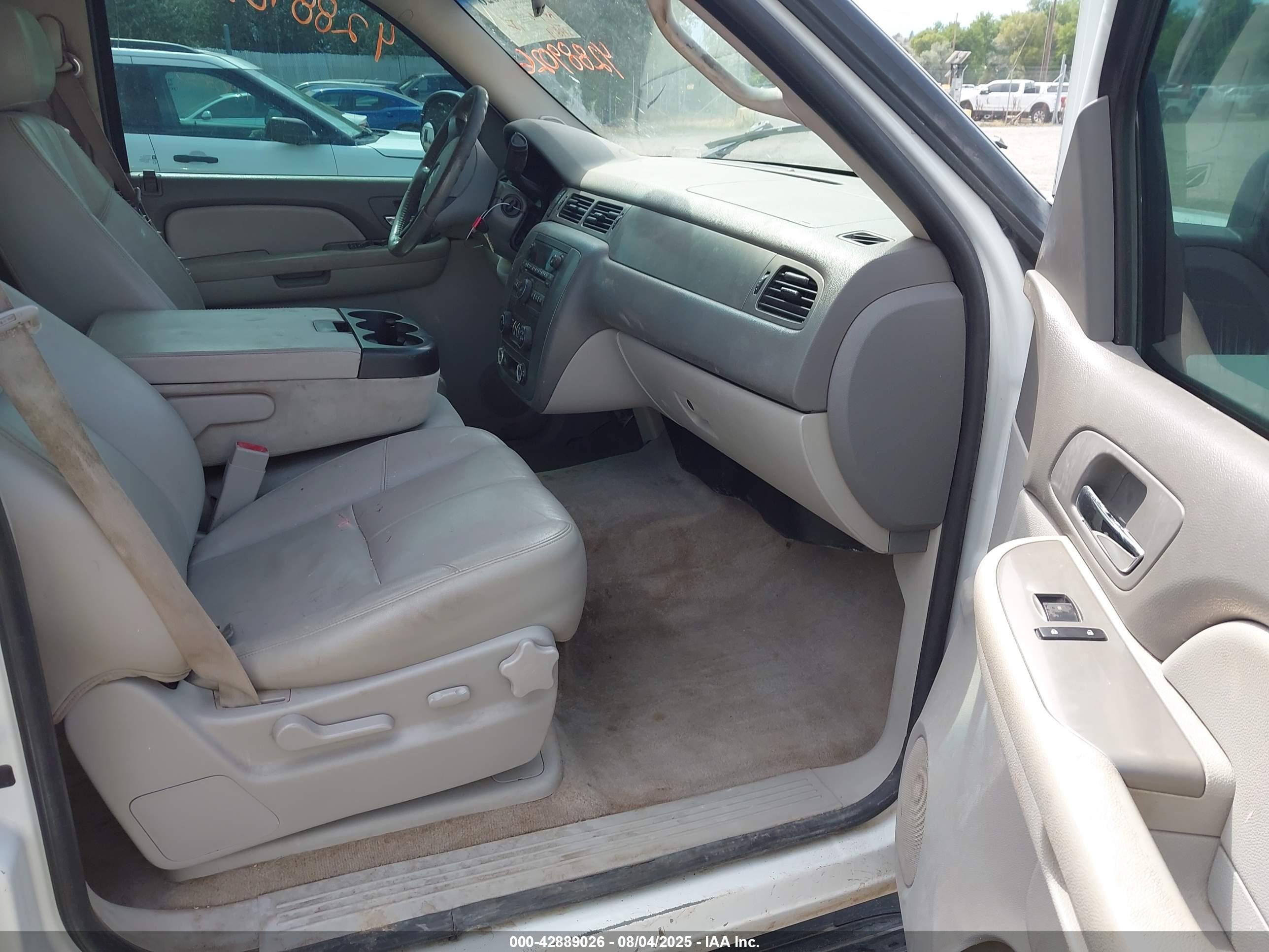 CHEVROLET SUBURBAN image 5