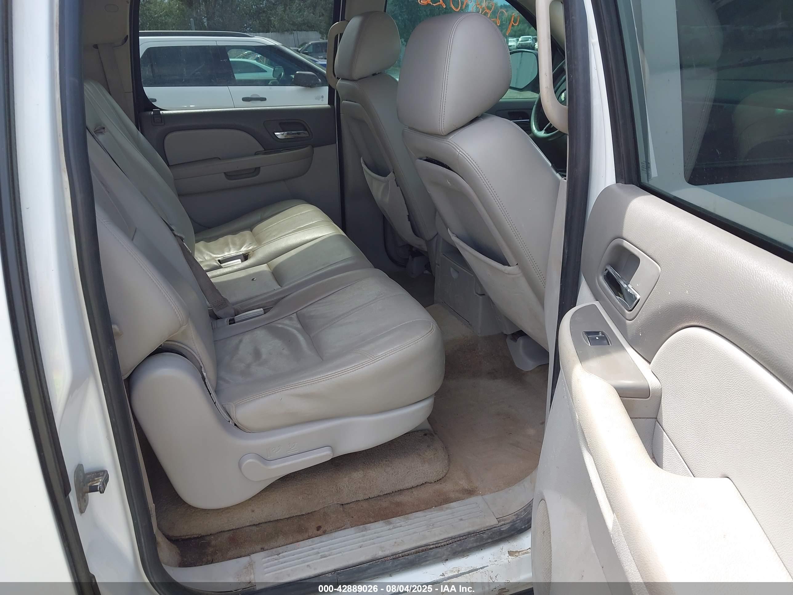 CHEVROLET SUBURBAN image 8