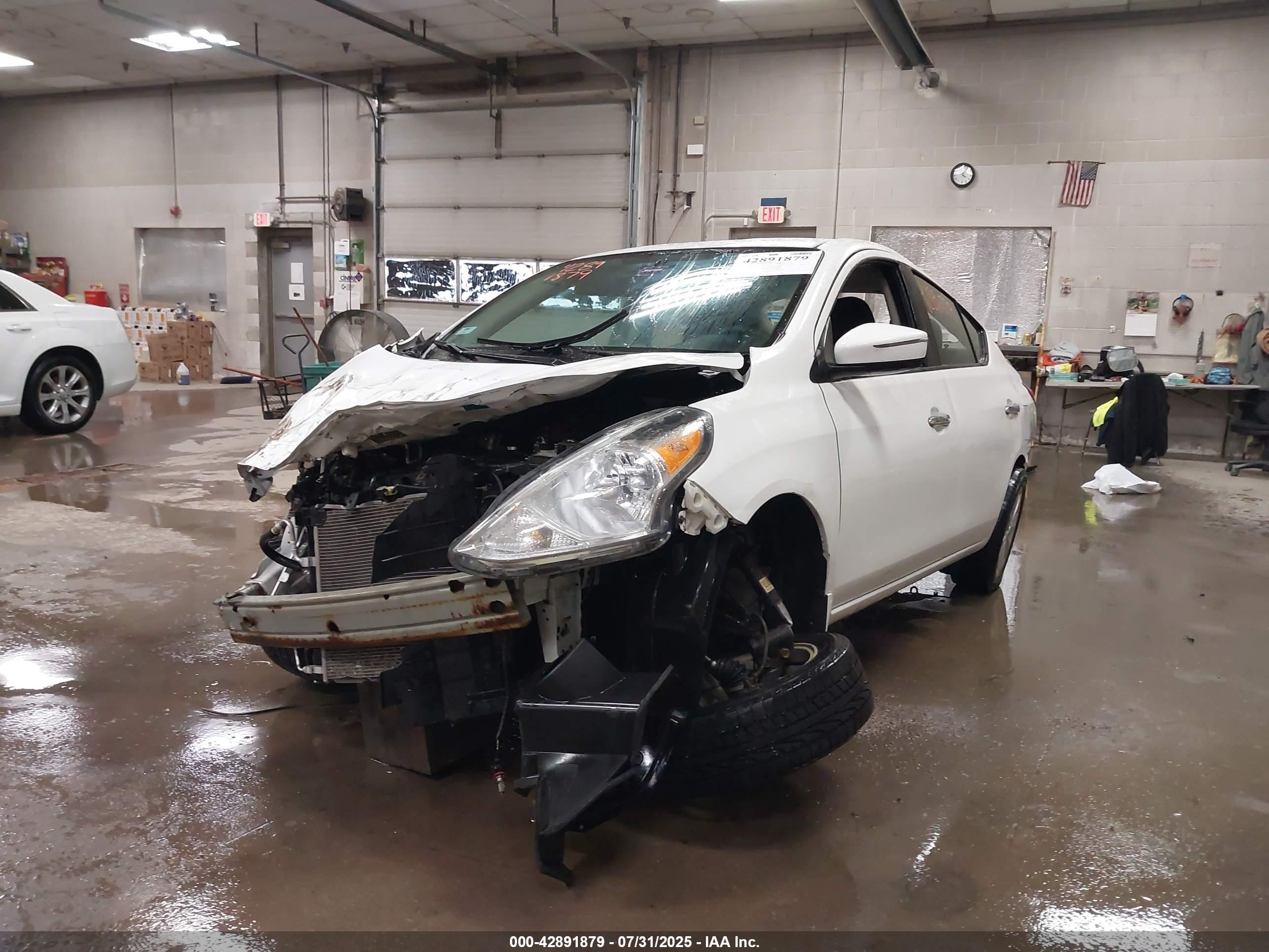 NISSAN VERSA image 6
