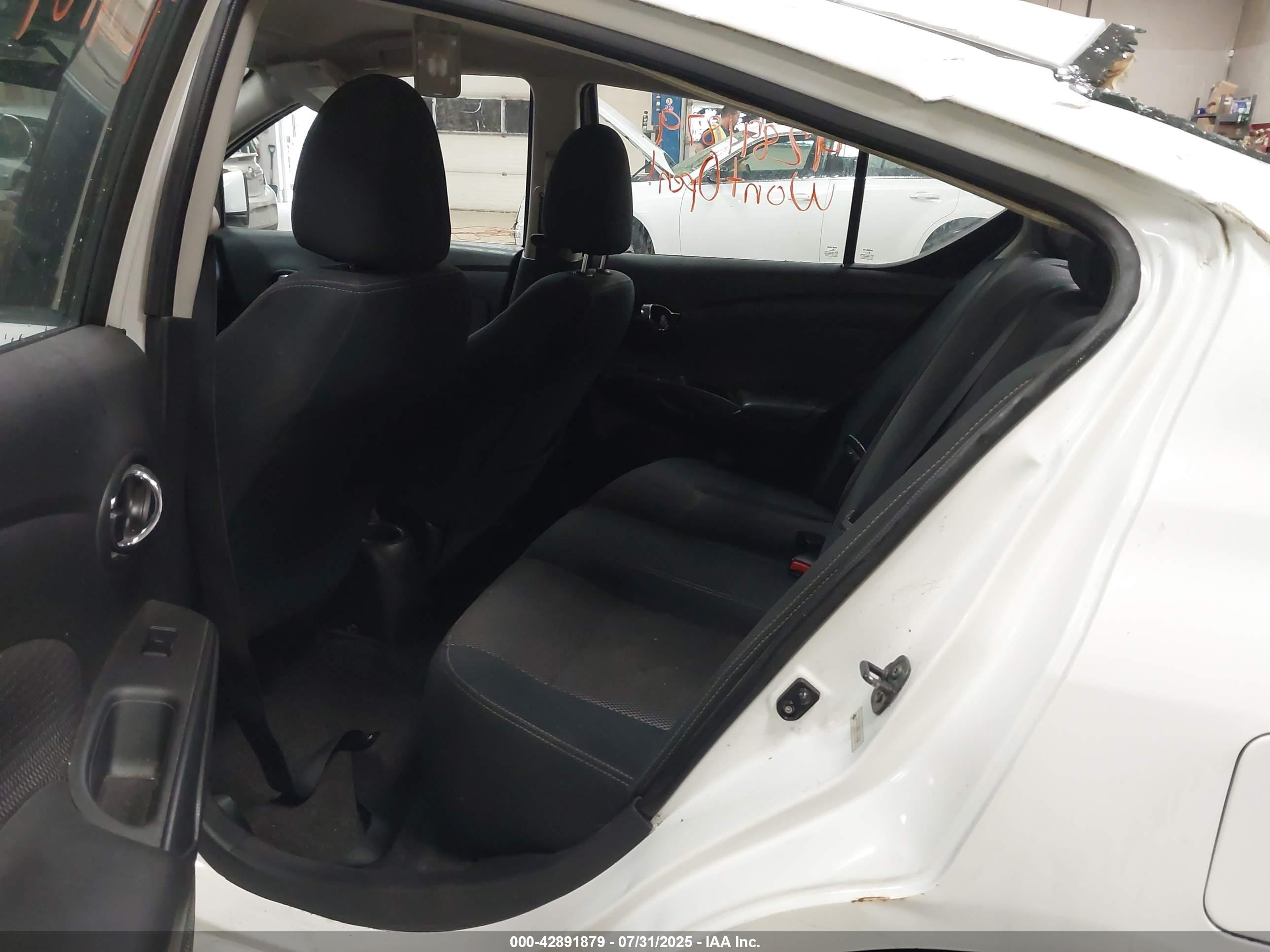 NISSAN VERSA image 8