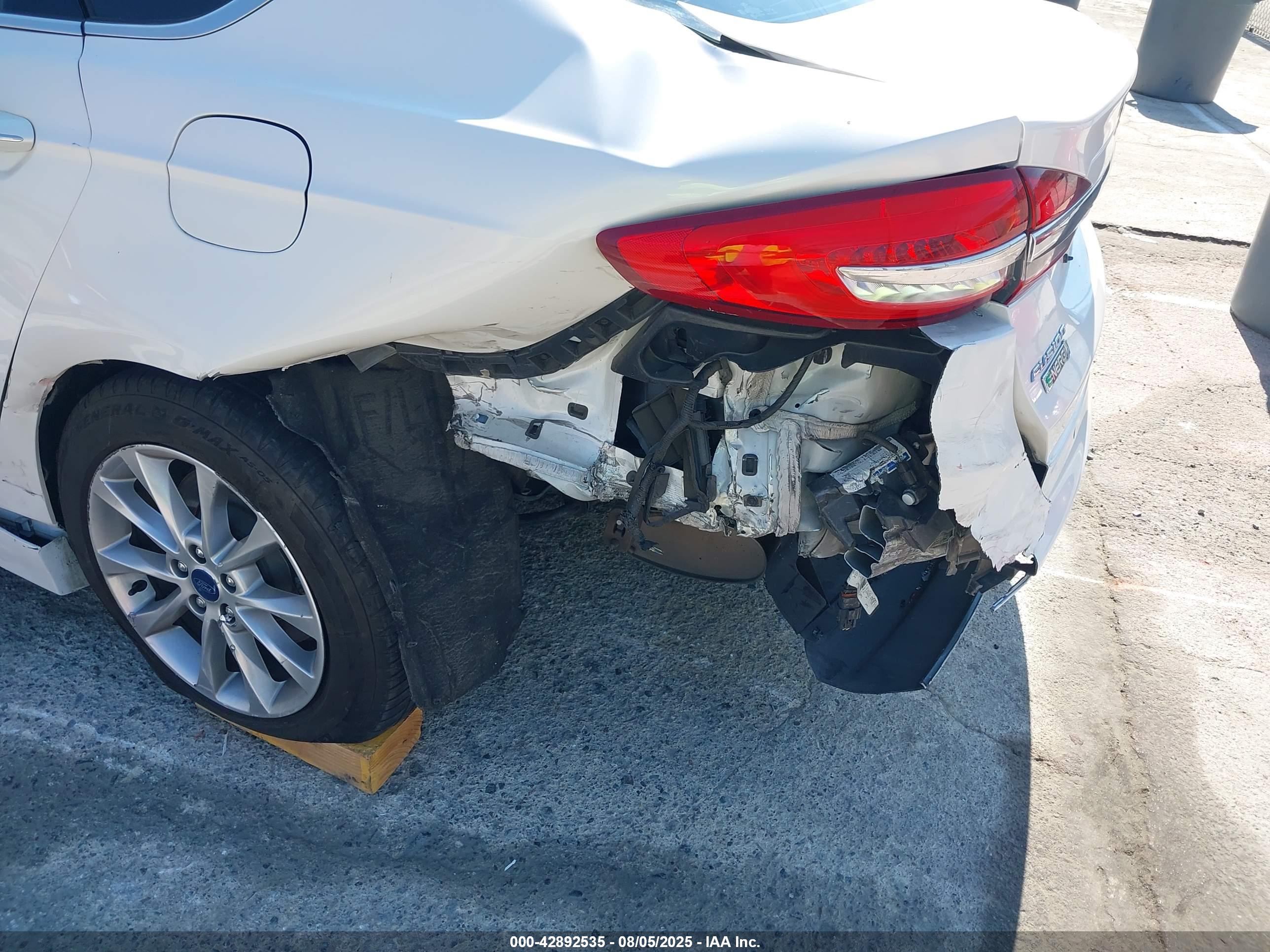 FORD FUSION image 6