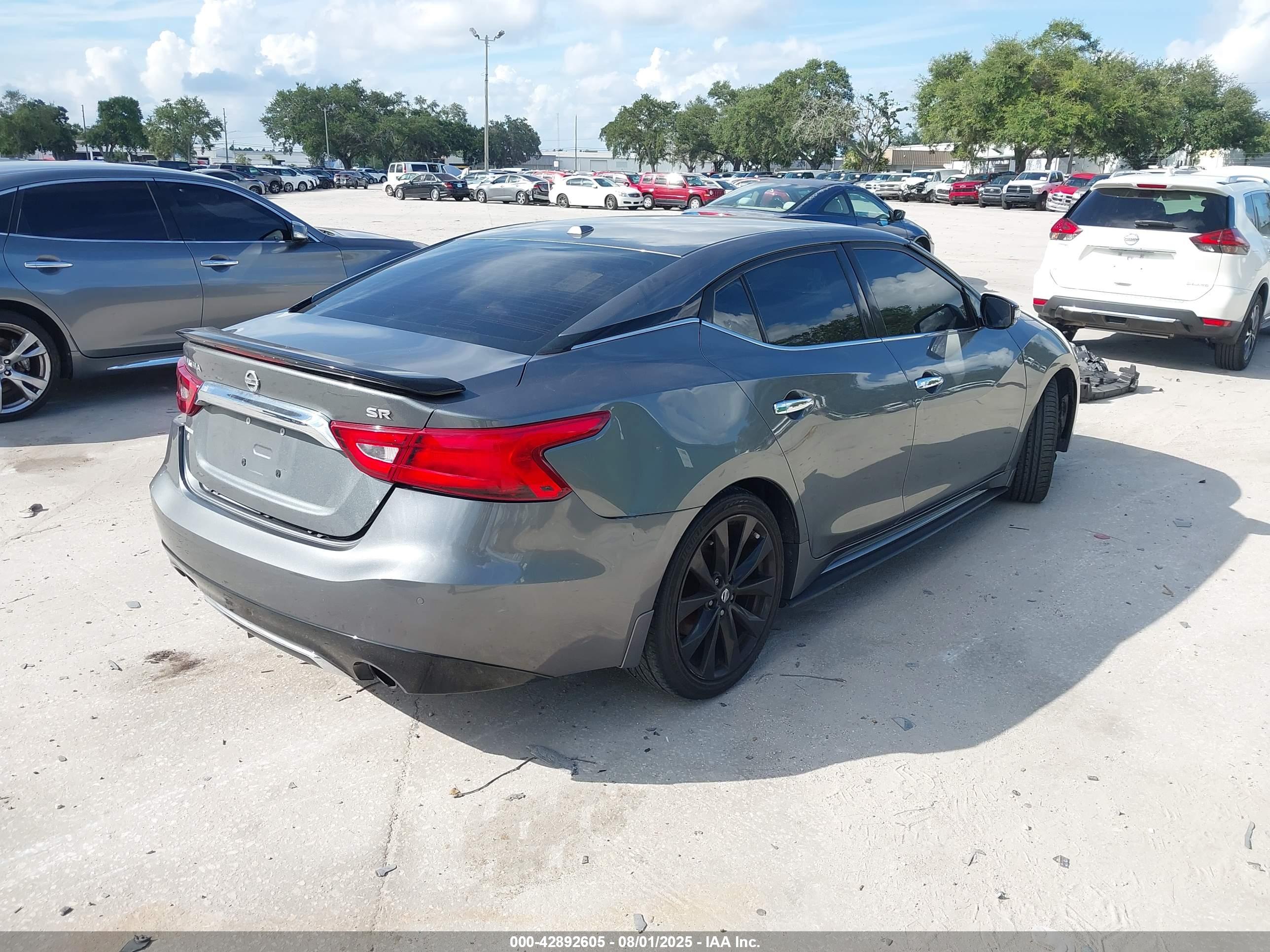NISSAN MAXIMA image 4
