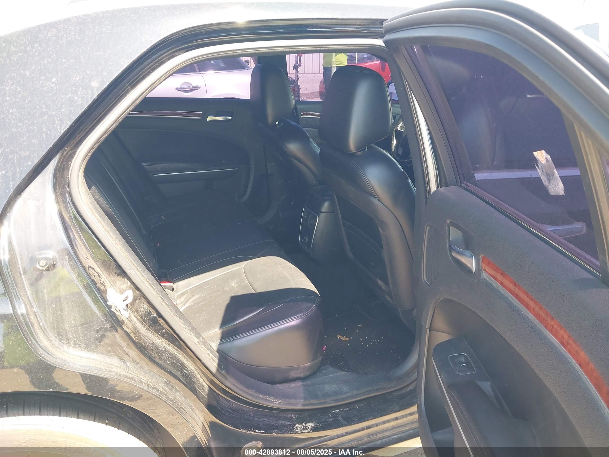 CHRYSLER 300 image 8