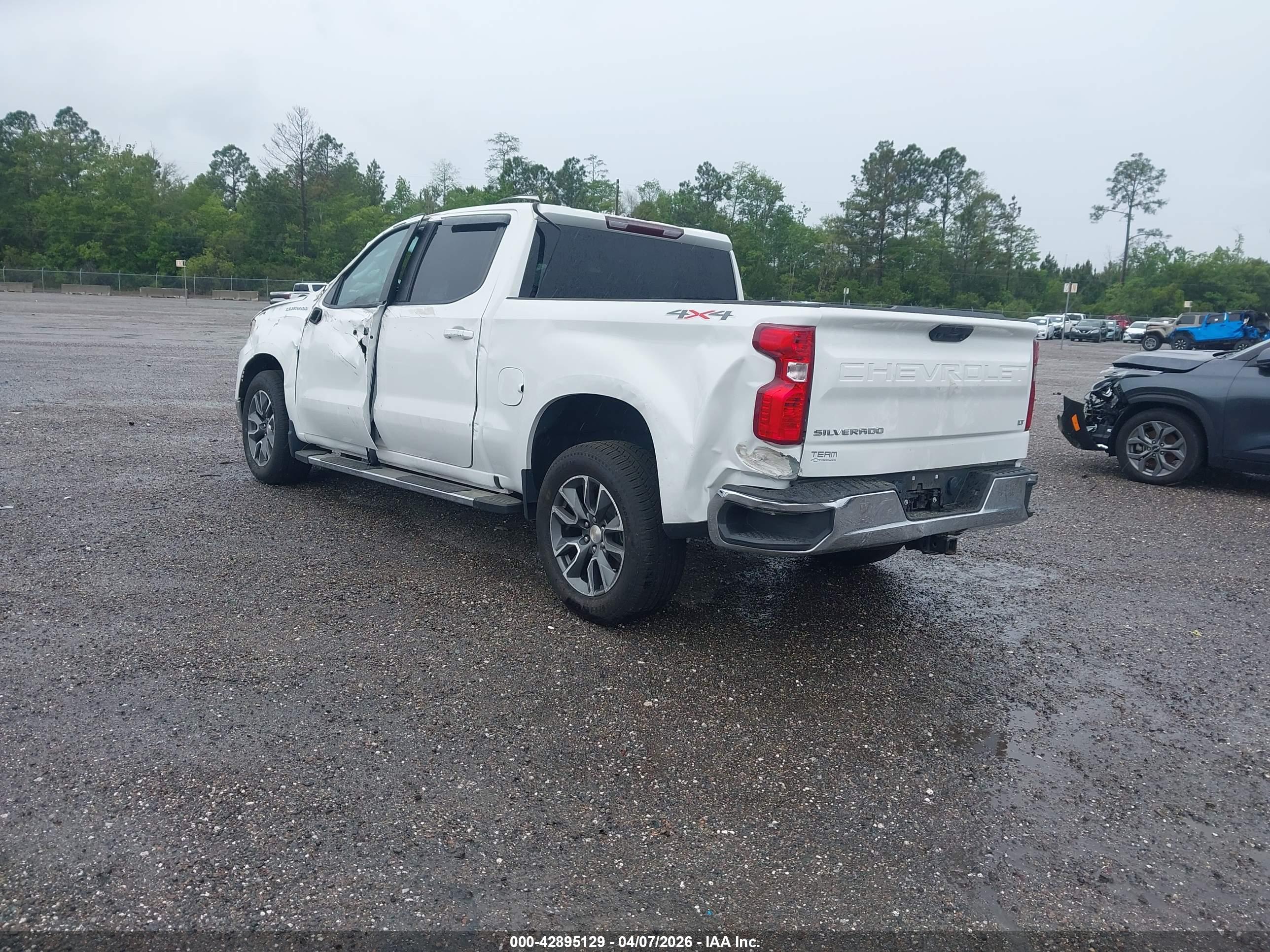CHEVROLET SILVERADO image 3