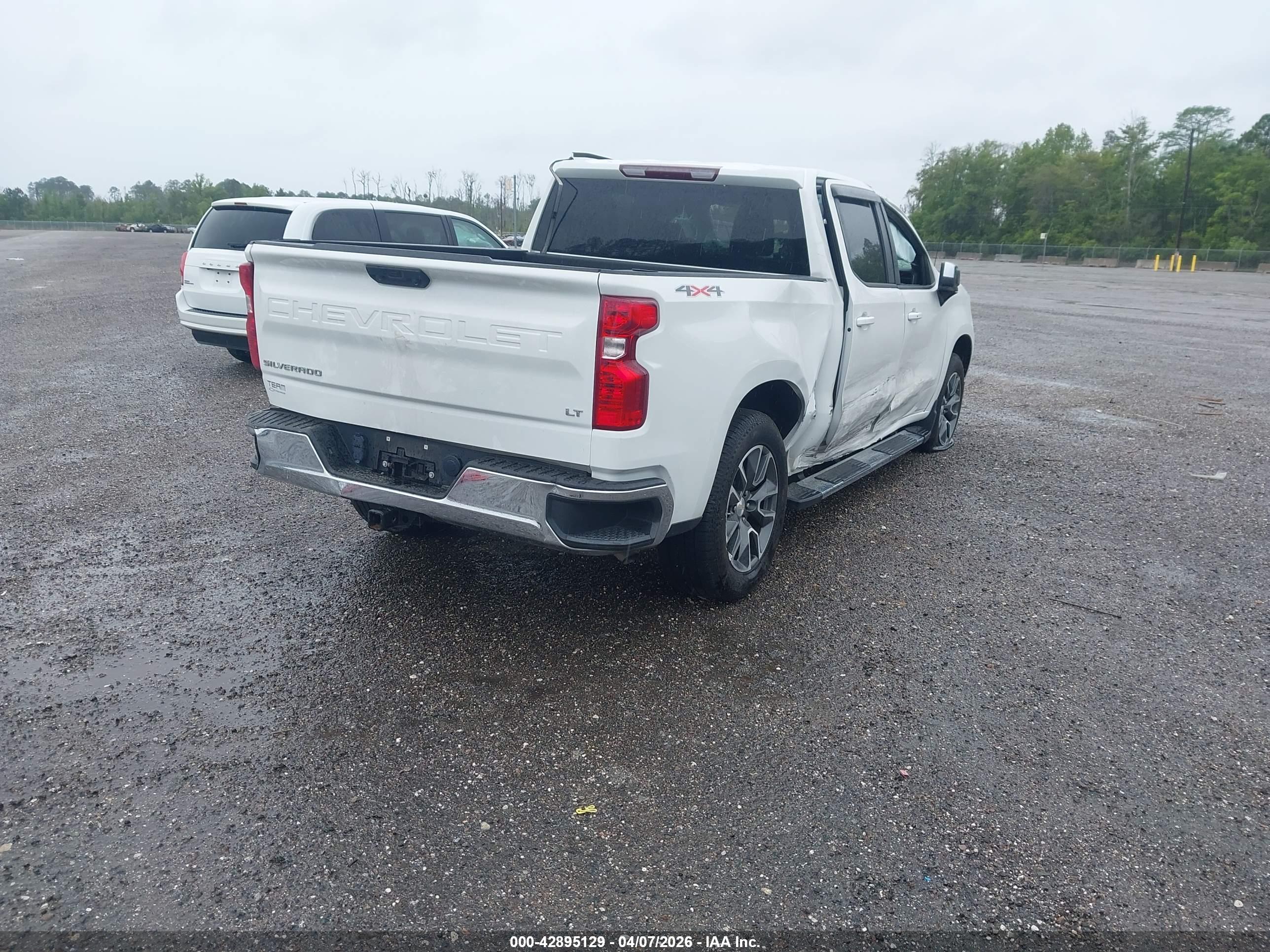 CHEVROLET SILVERADO image 4