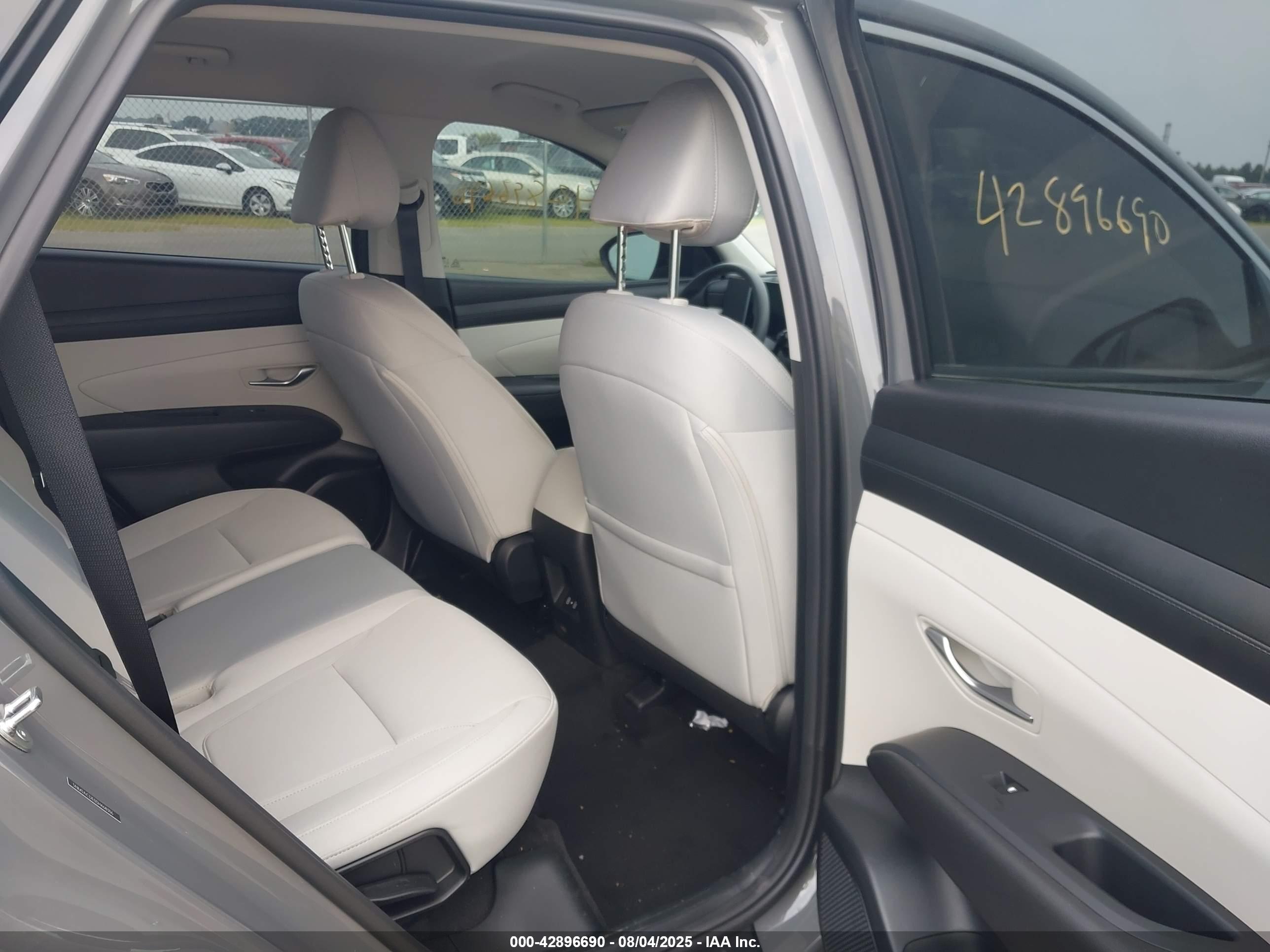 HYUNDAI TUCSON image 8
