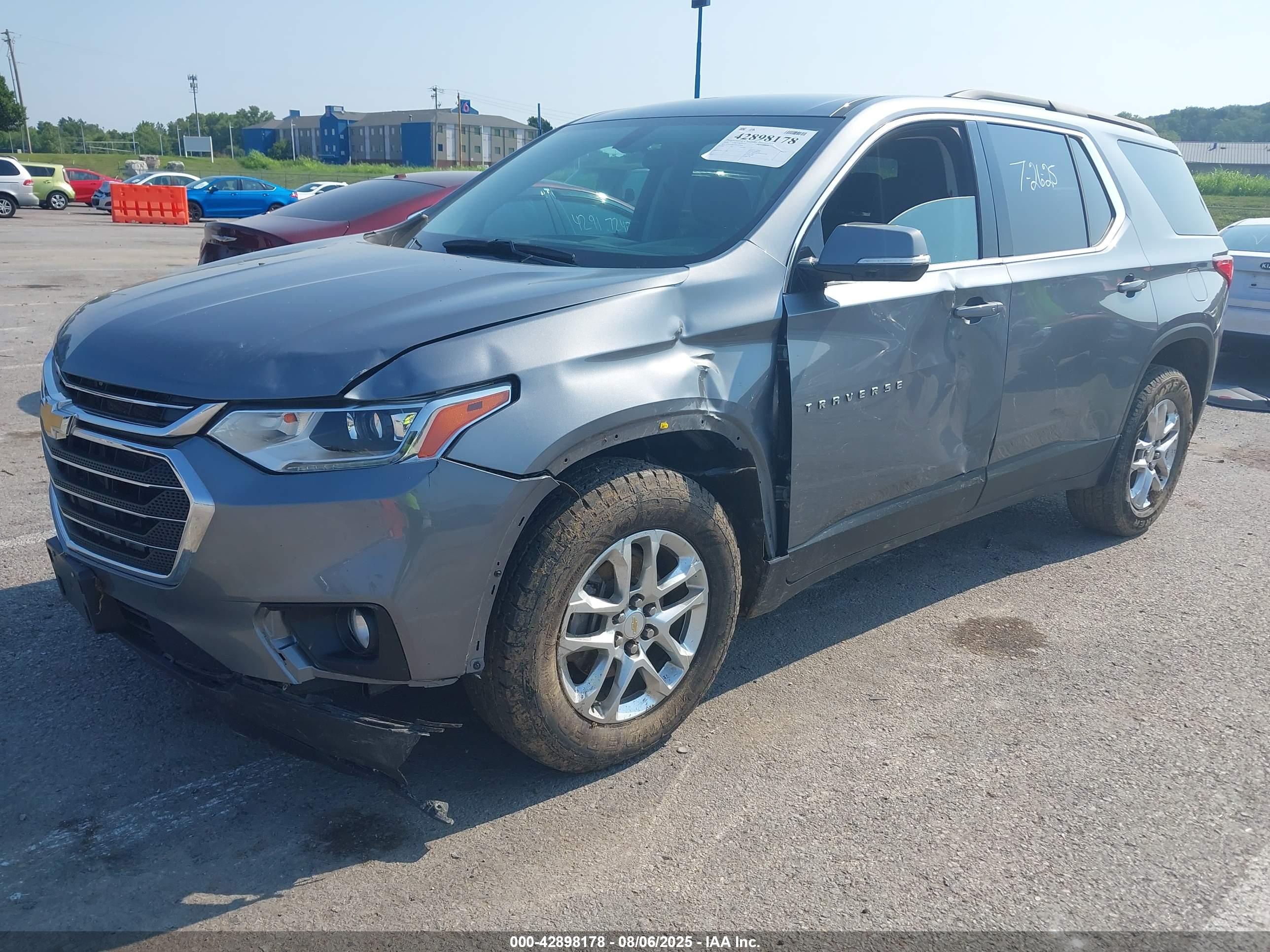 CHEVROLET TRAVERSE image 2