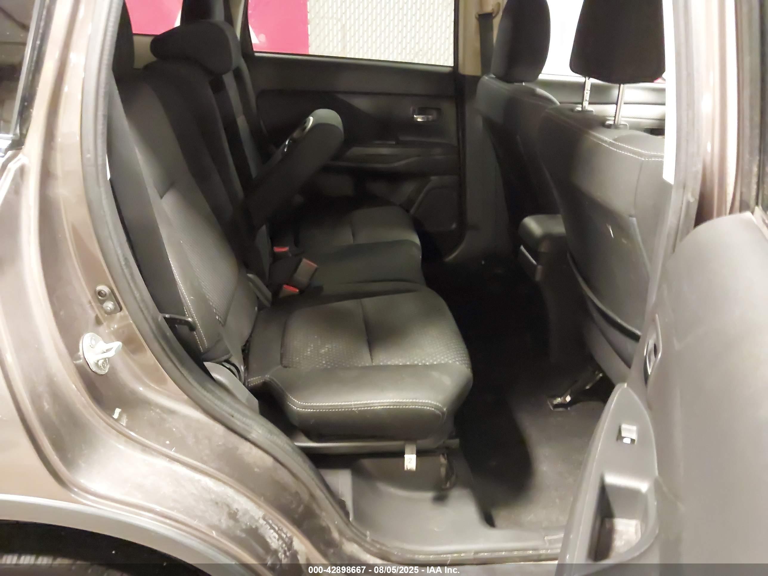 MITSUBISHI OUTLANDER image 8