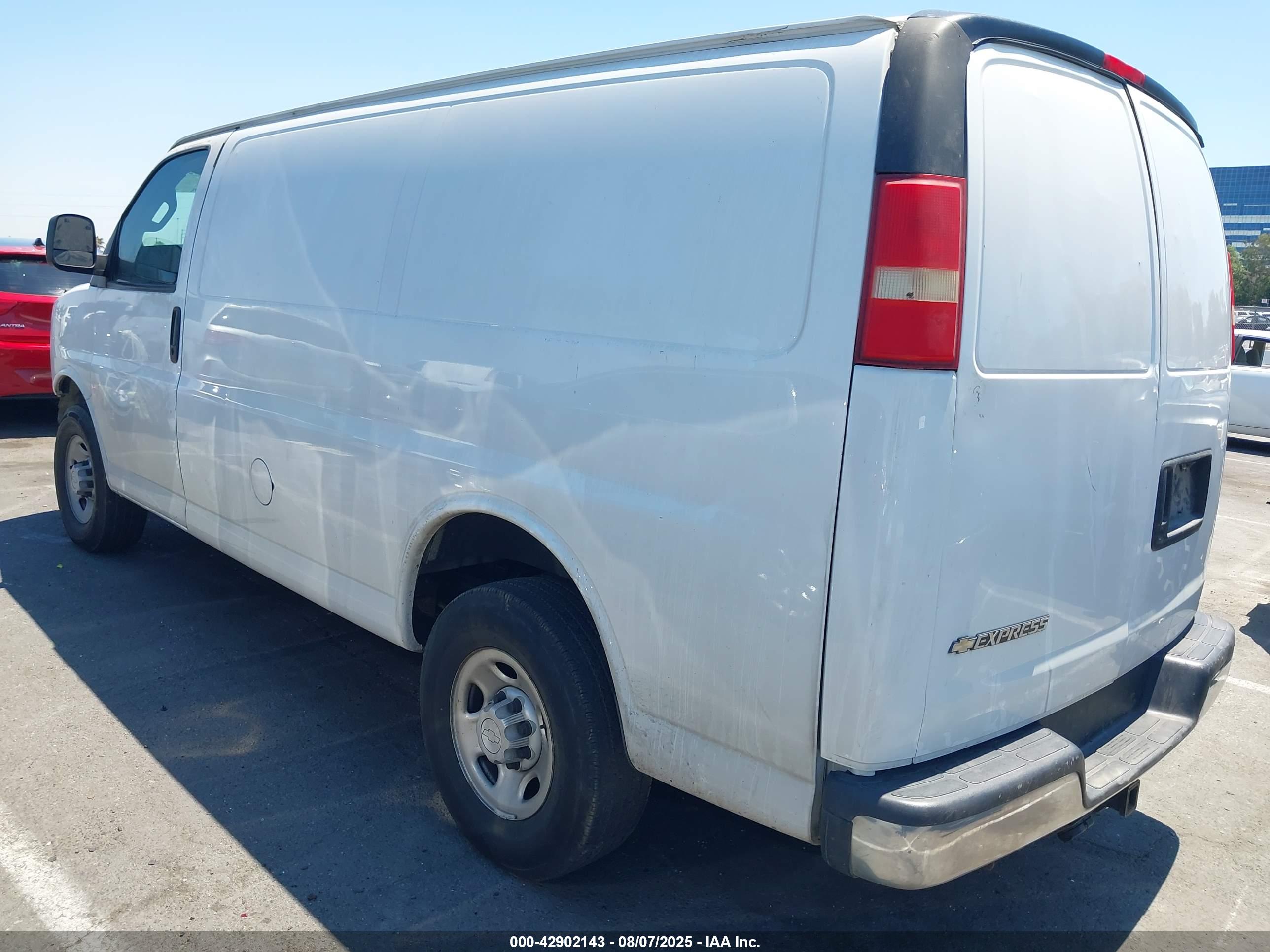 CHEVROLET EXPRESS image 3