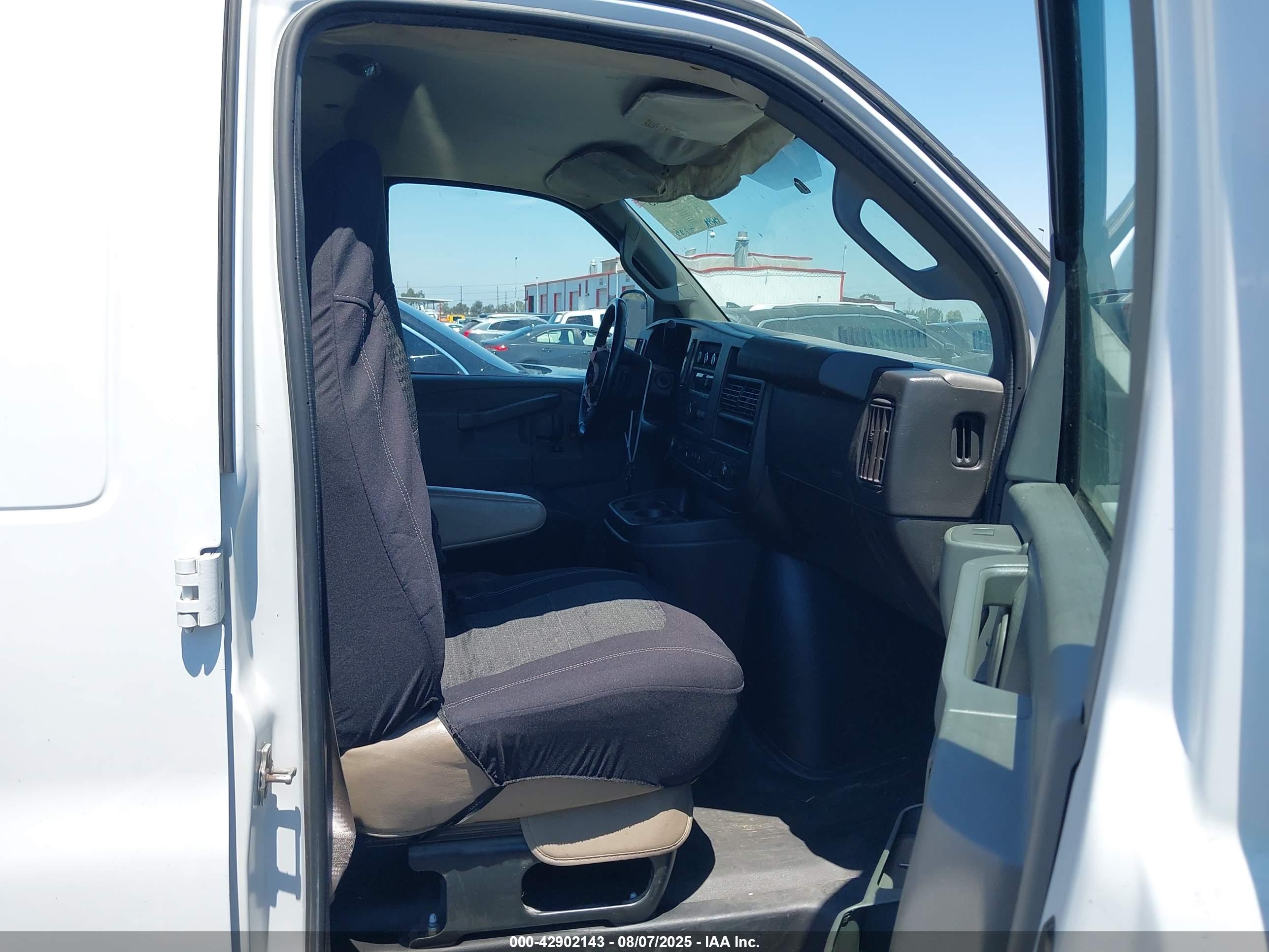 CHEVROLET EXPRESS image 5