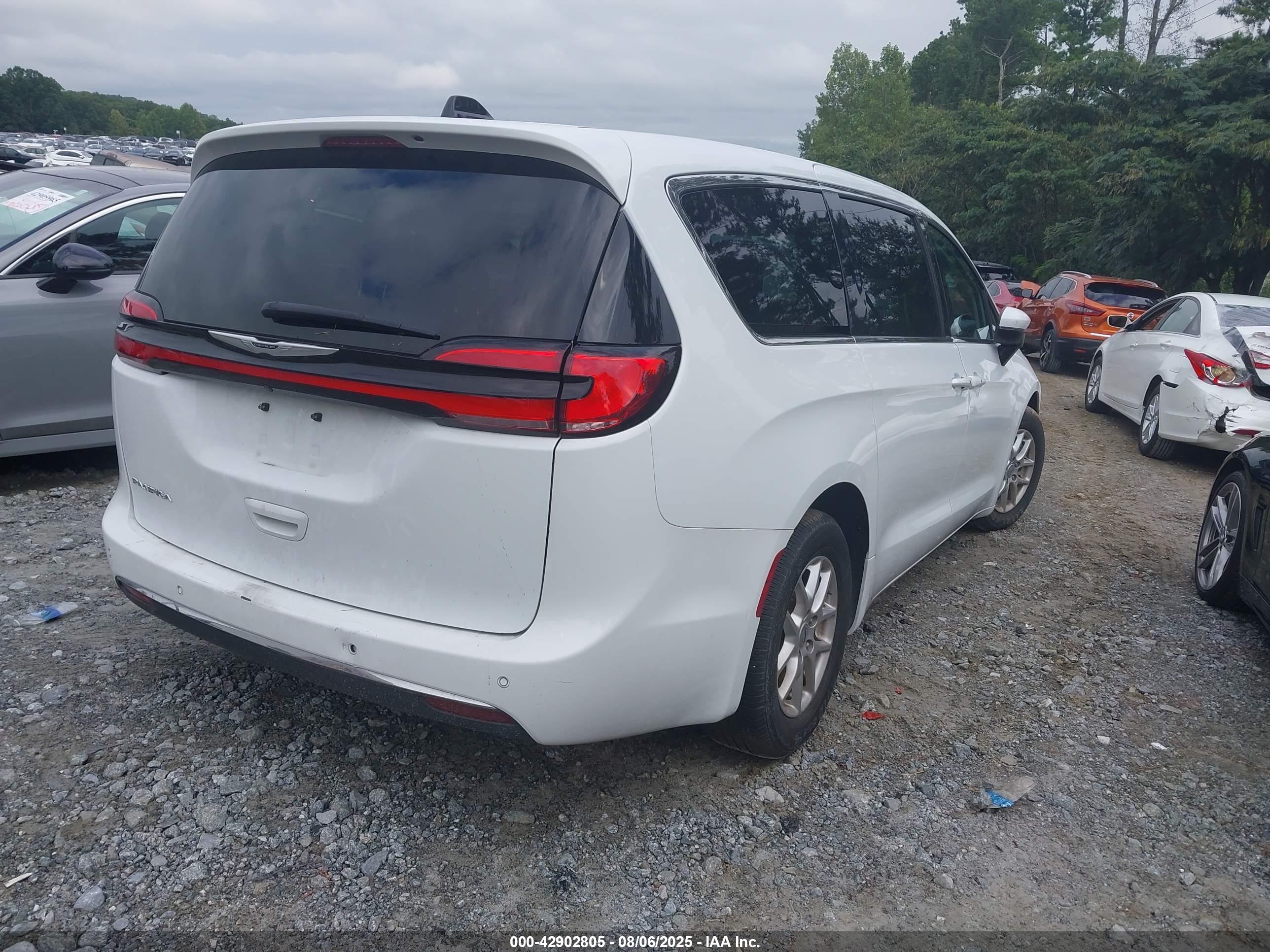 CHRYSLER PACIFICA image 4