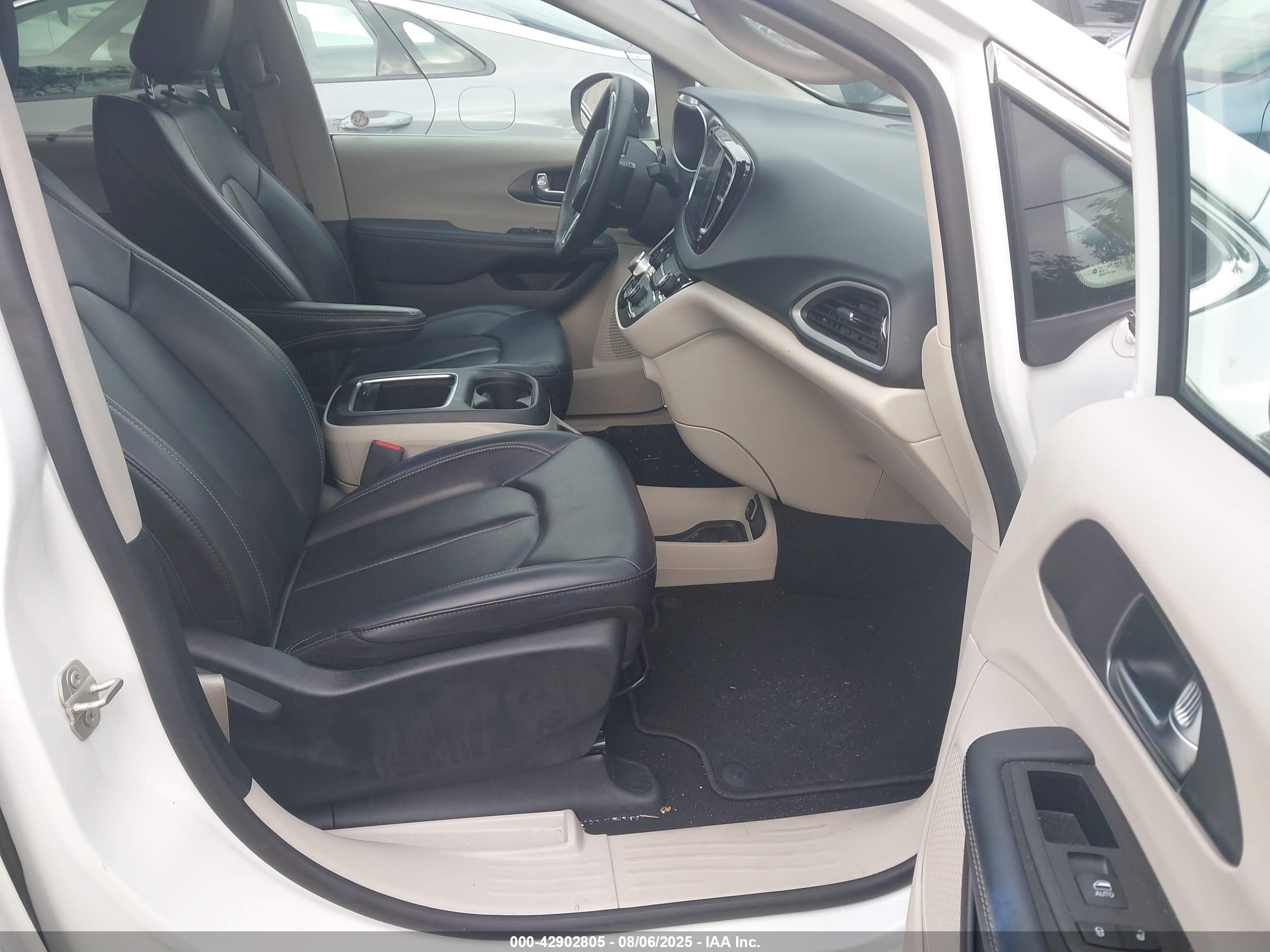 CHRYSLER PACIFICA image 5