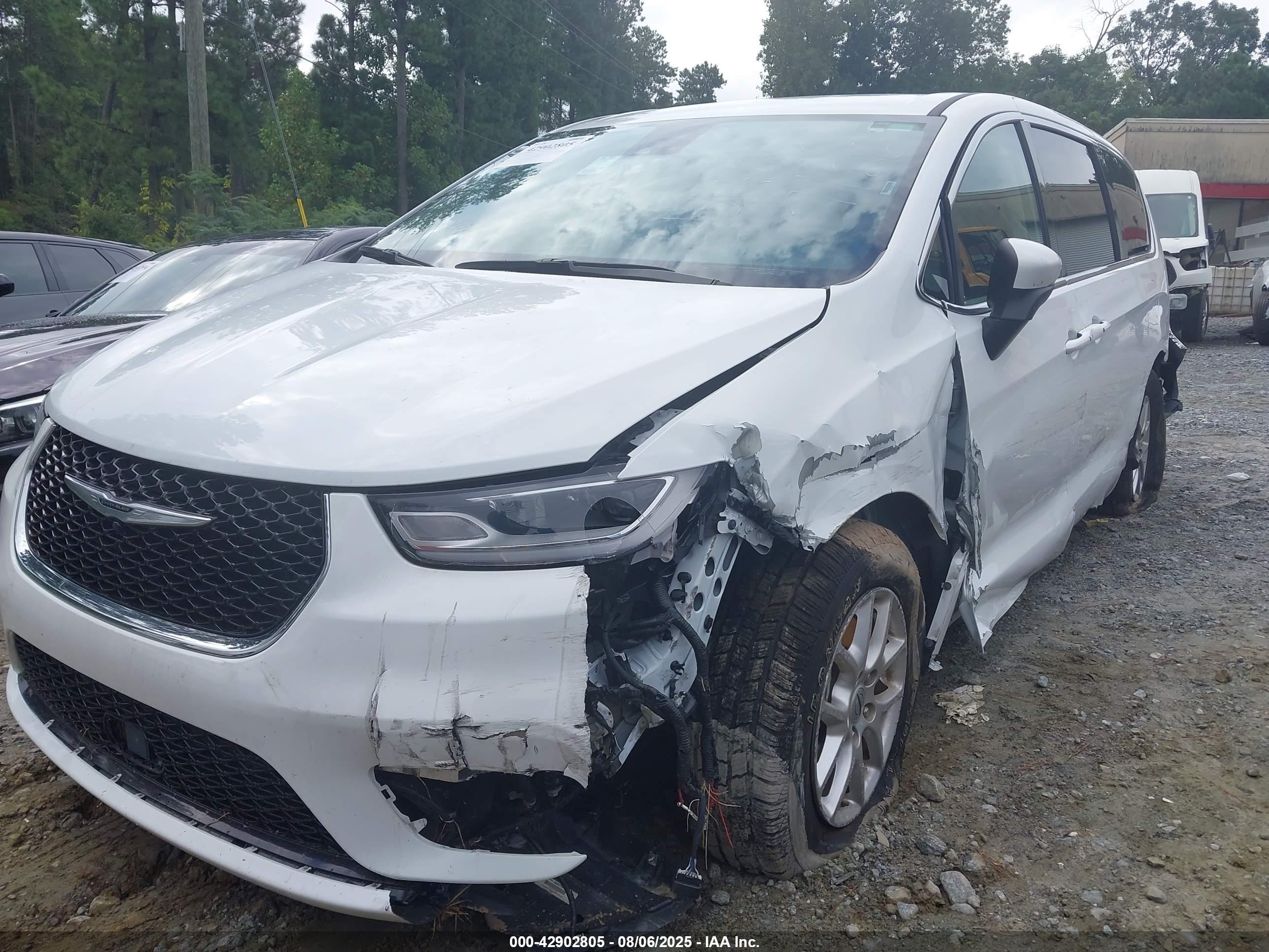 CHRYSLER PACIFICA image 6