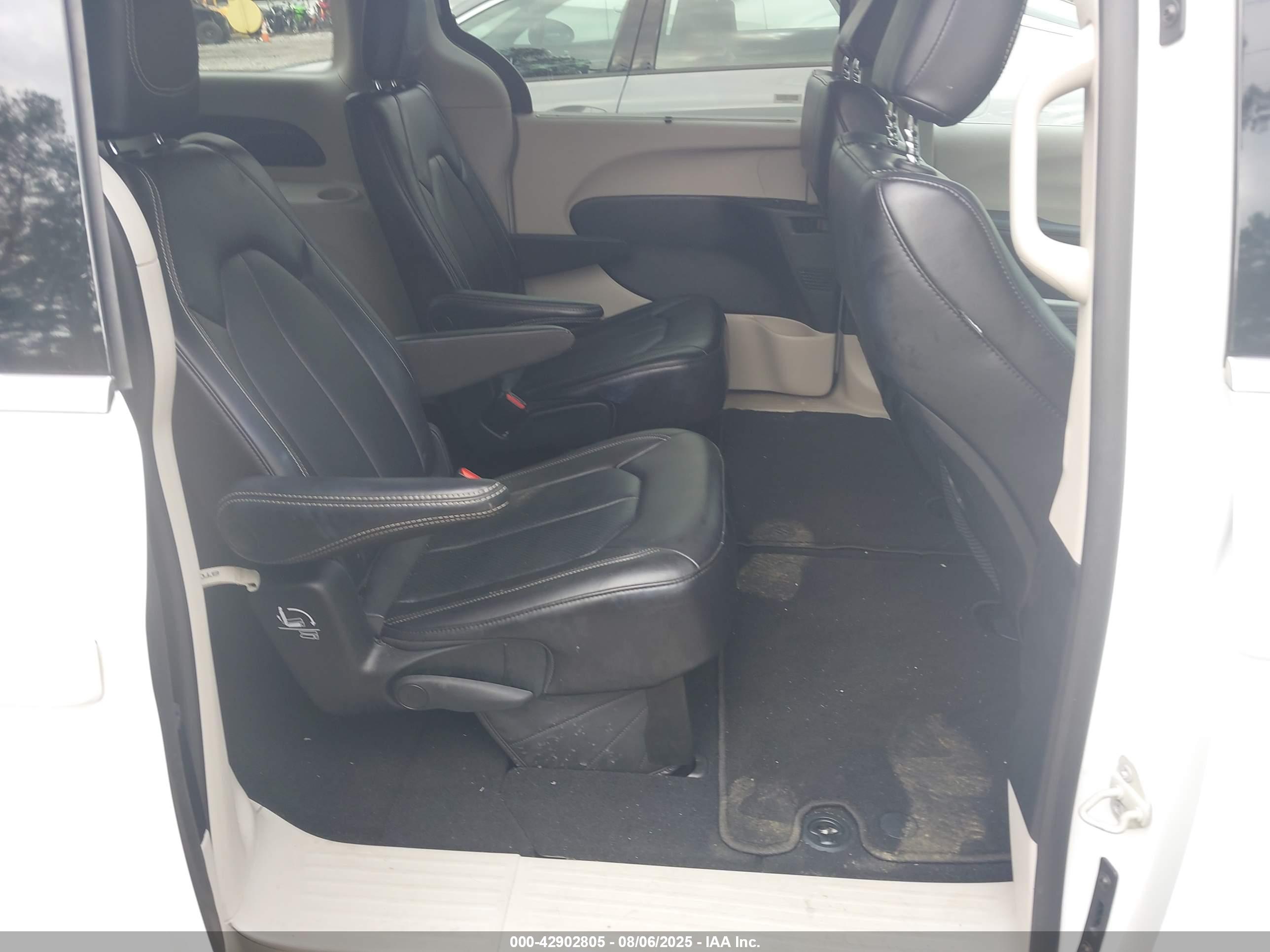 CHRYSLER PACIFICA image 8