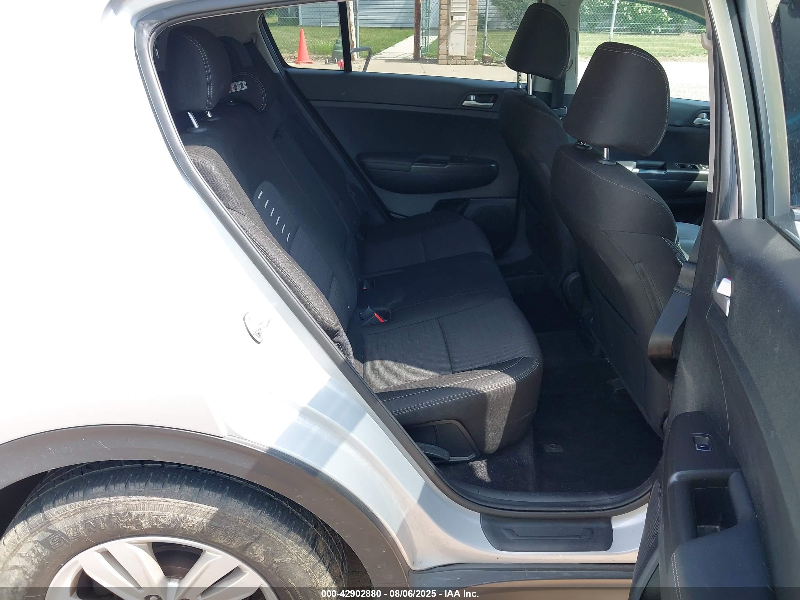 KIA SPORTAGE image 8
