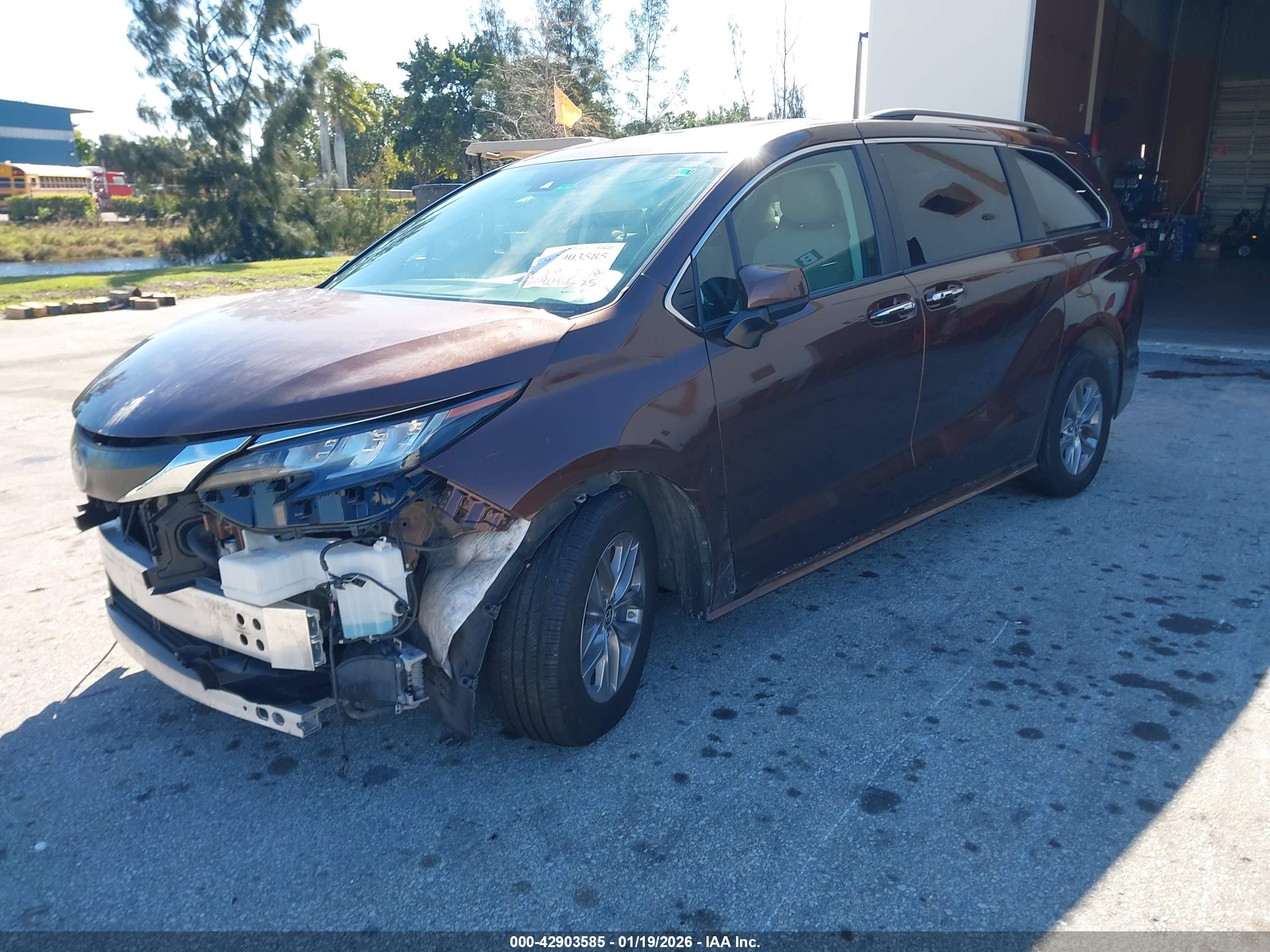 TOYOTA SIENNA image 2