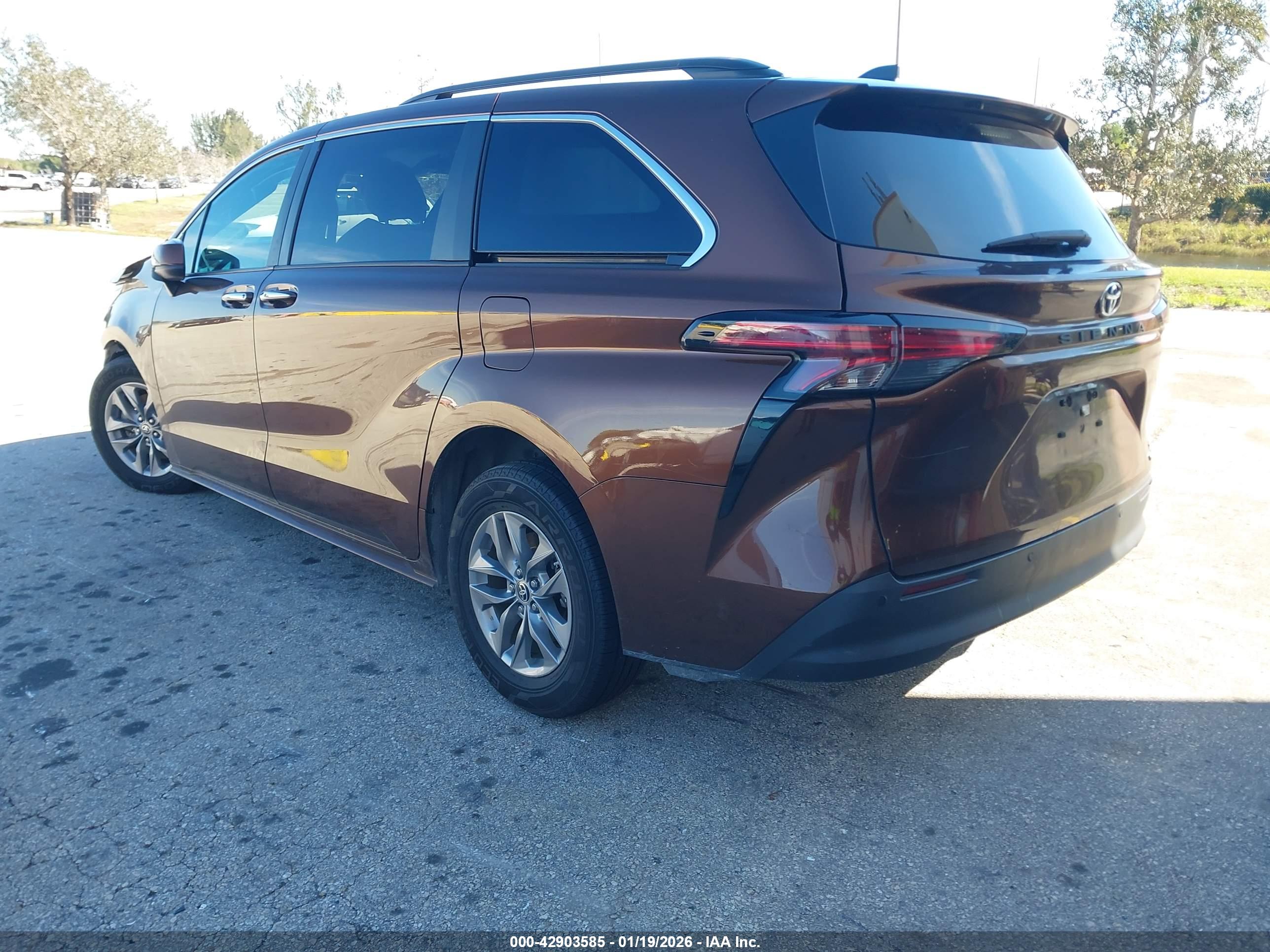 TOYOTA SIENNA image 3