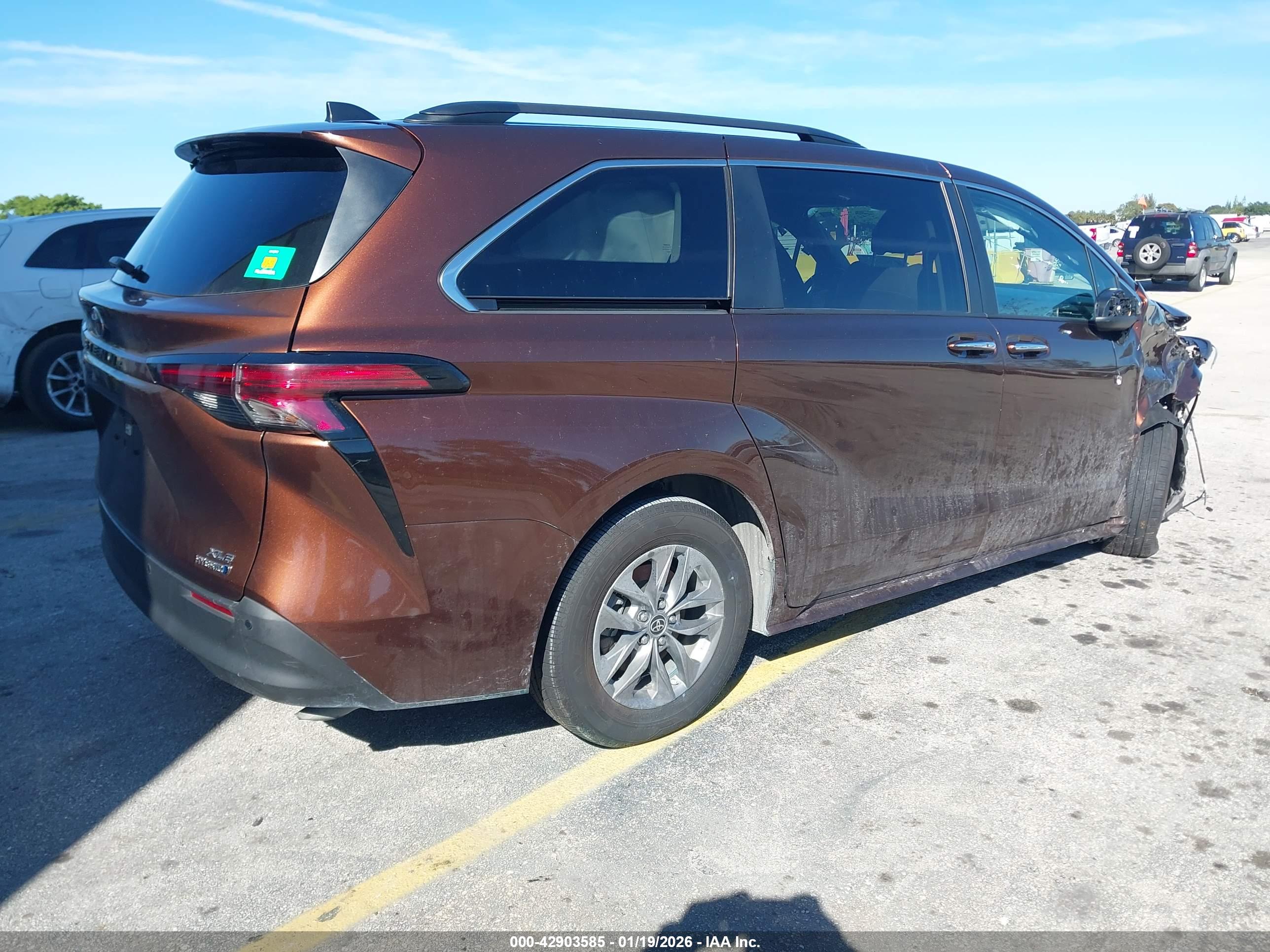 TOYOTA SIENNA image 4