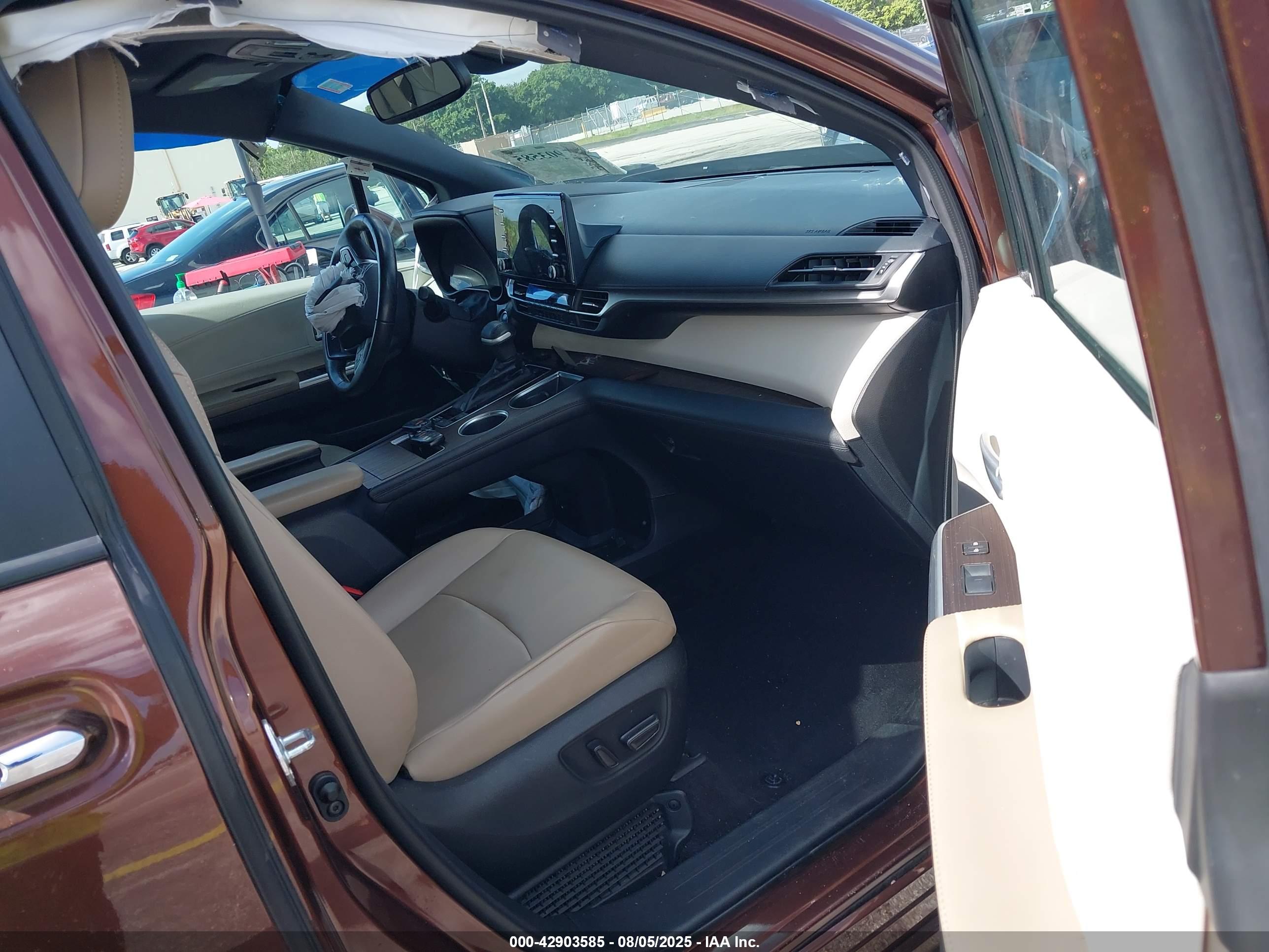 TOYOTA SIENNA image 5