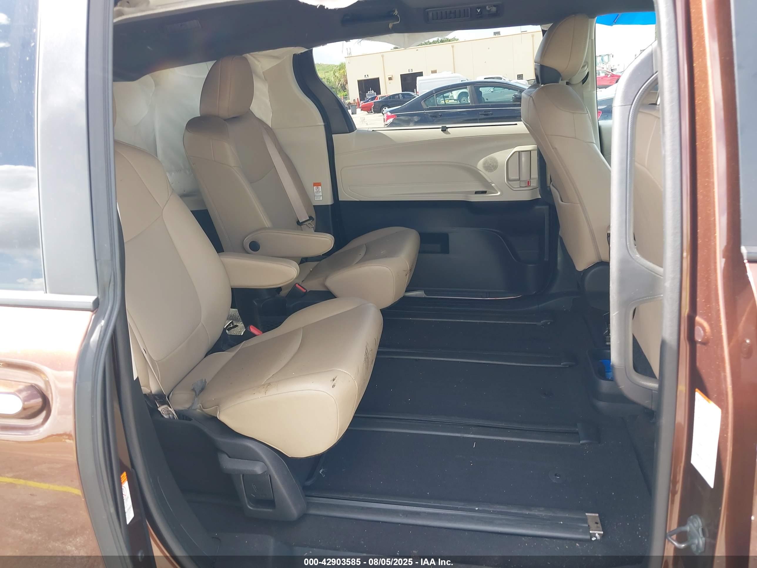 TOYOTA SIENNA image 8