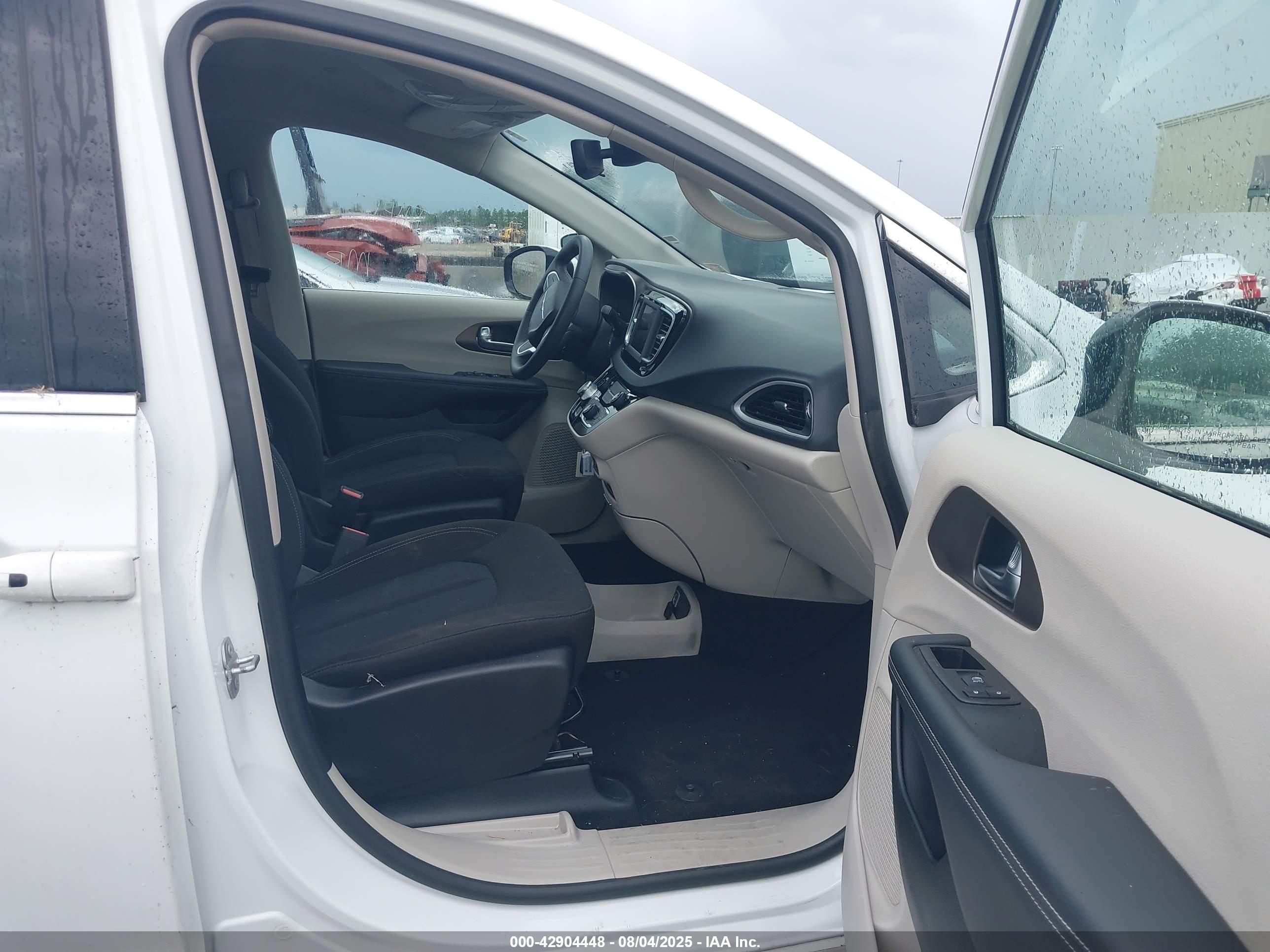 CHRYSLER VOYAGER image 5