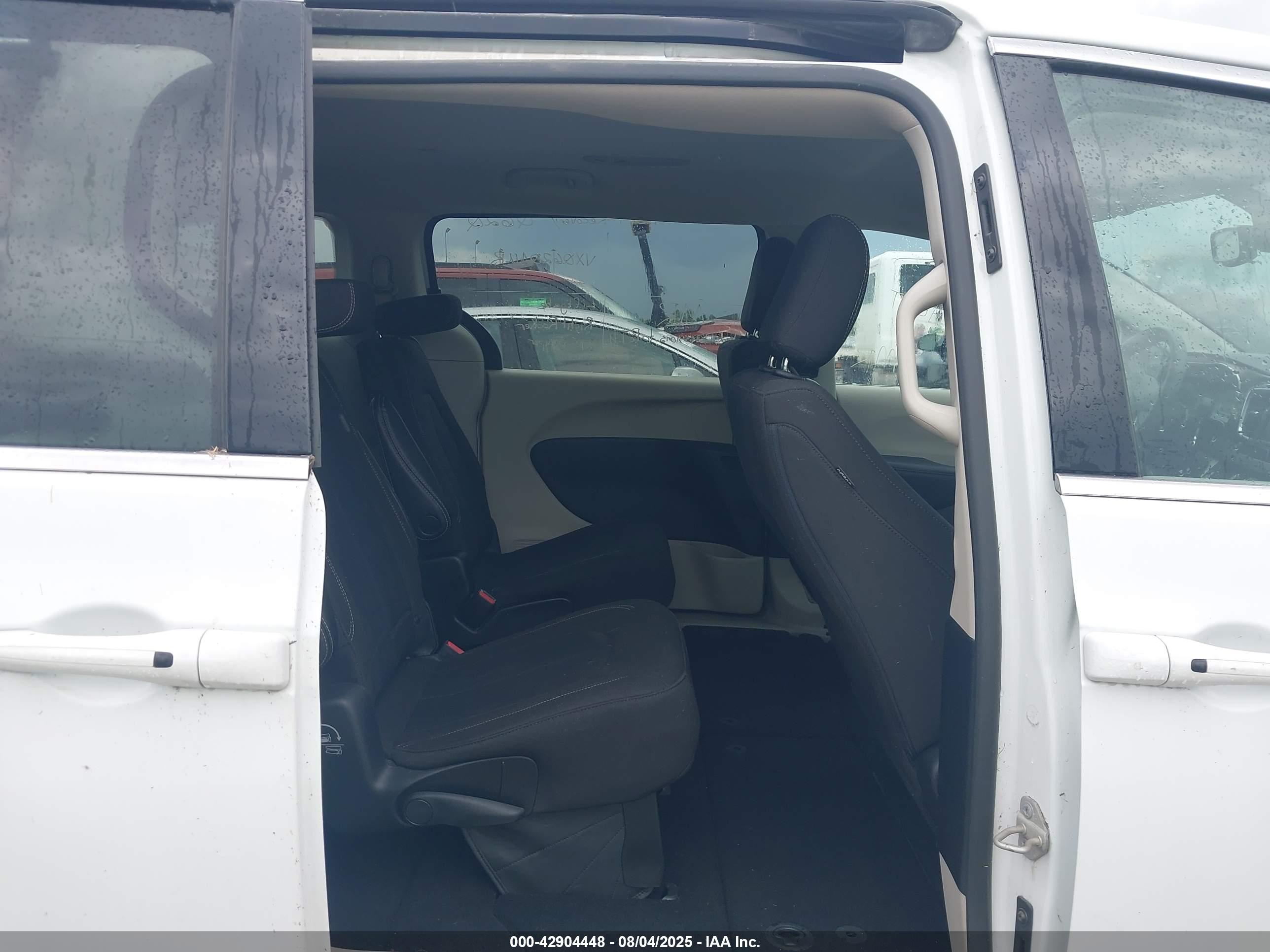 CHRYSLER VOYAGER image 8