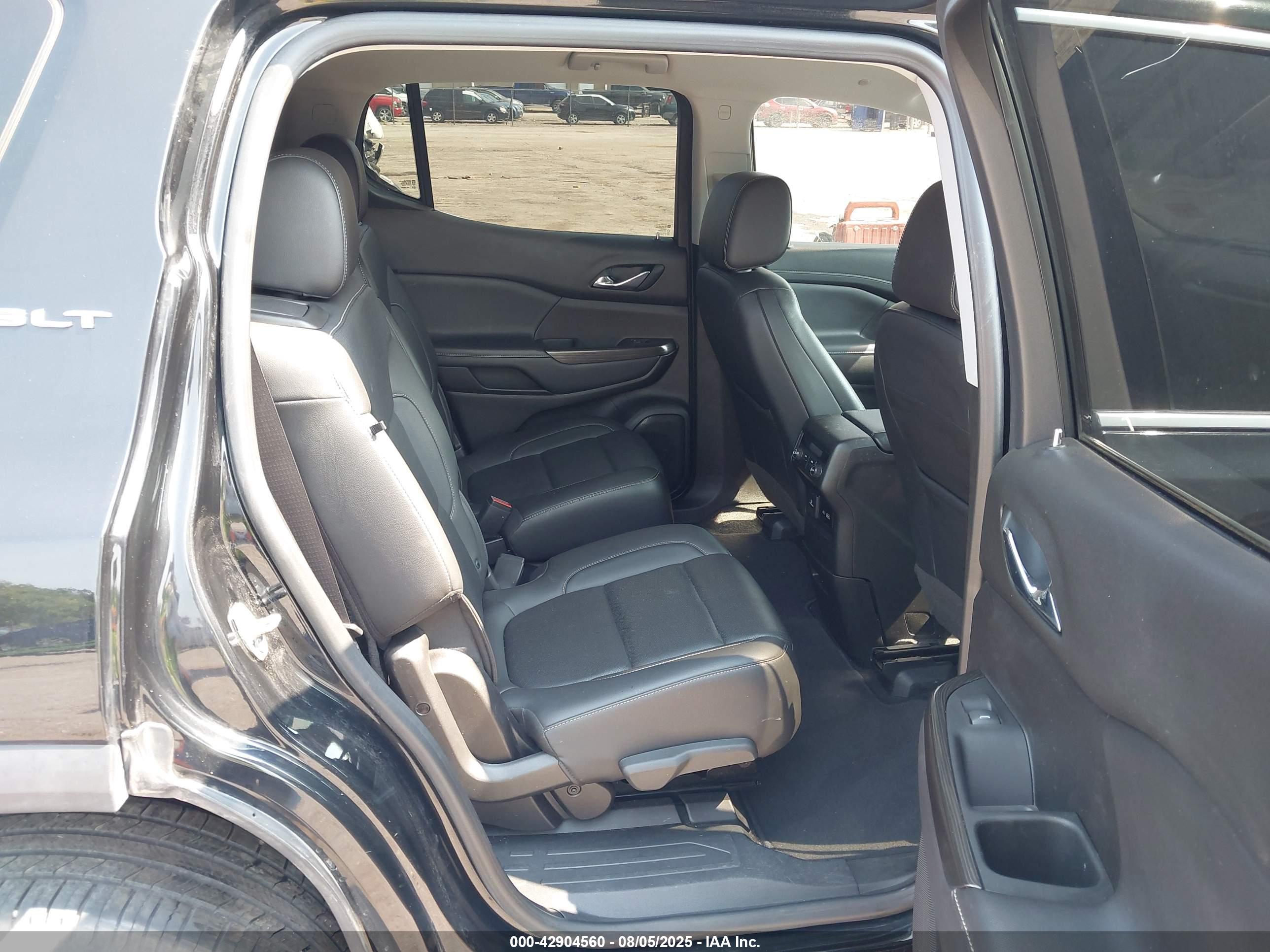 GMC ACADIA image 8