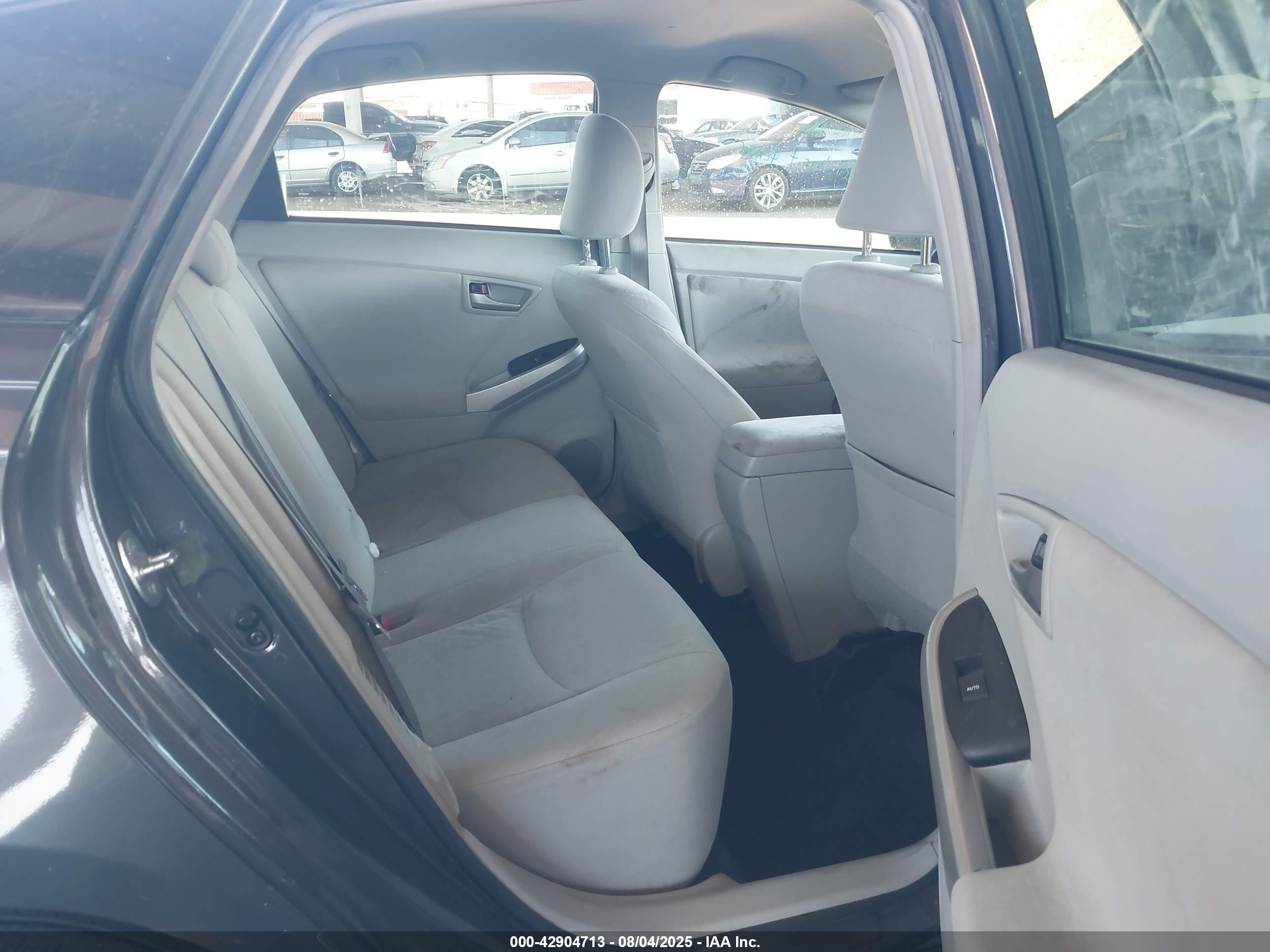 TOYOTA PRIUS image 8