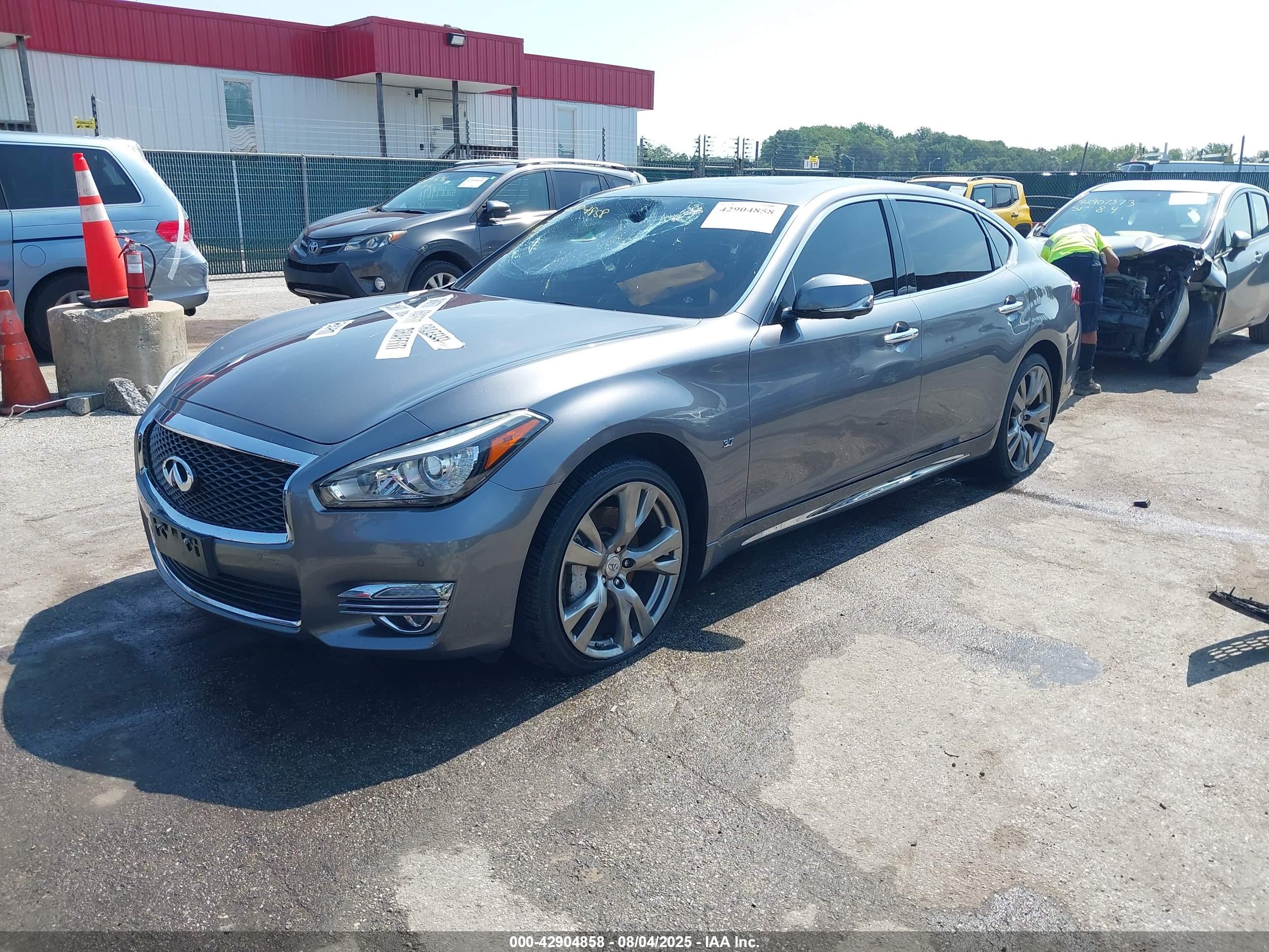 INFINITI Q70L image 2