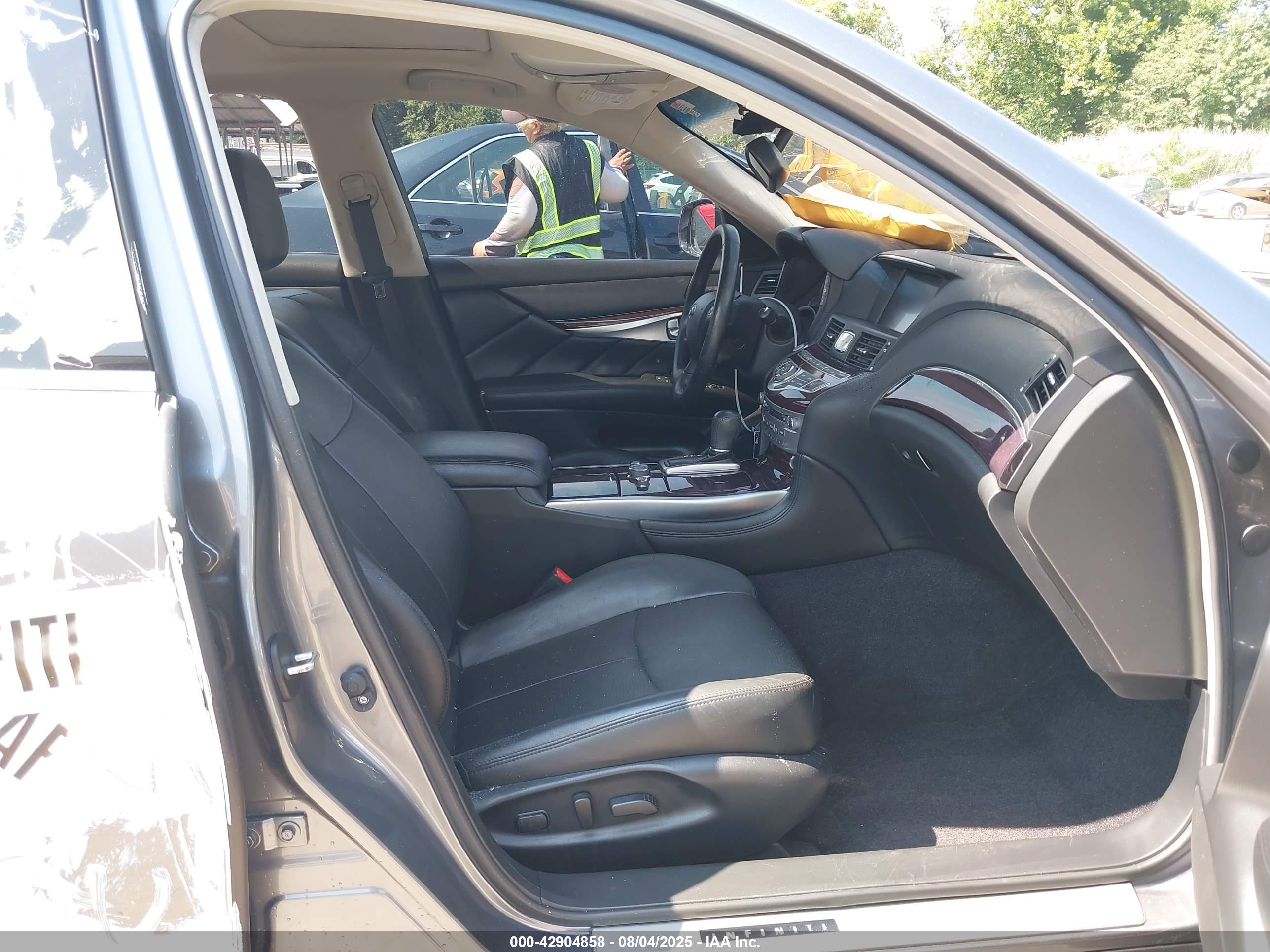 INFINITI Q70L image 5