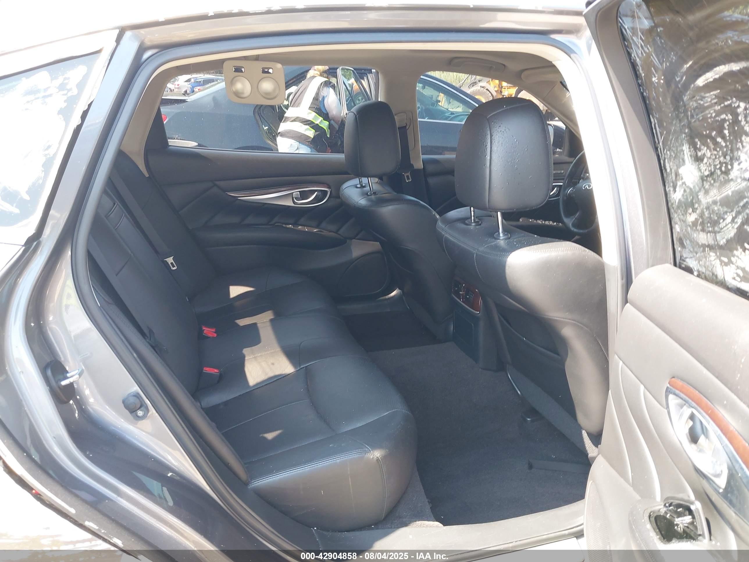 INFINITI Q70L image 8