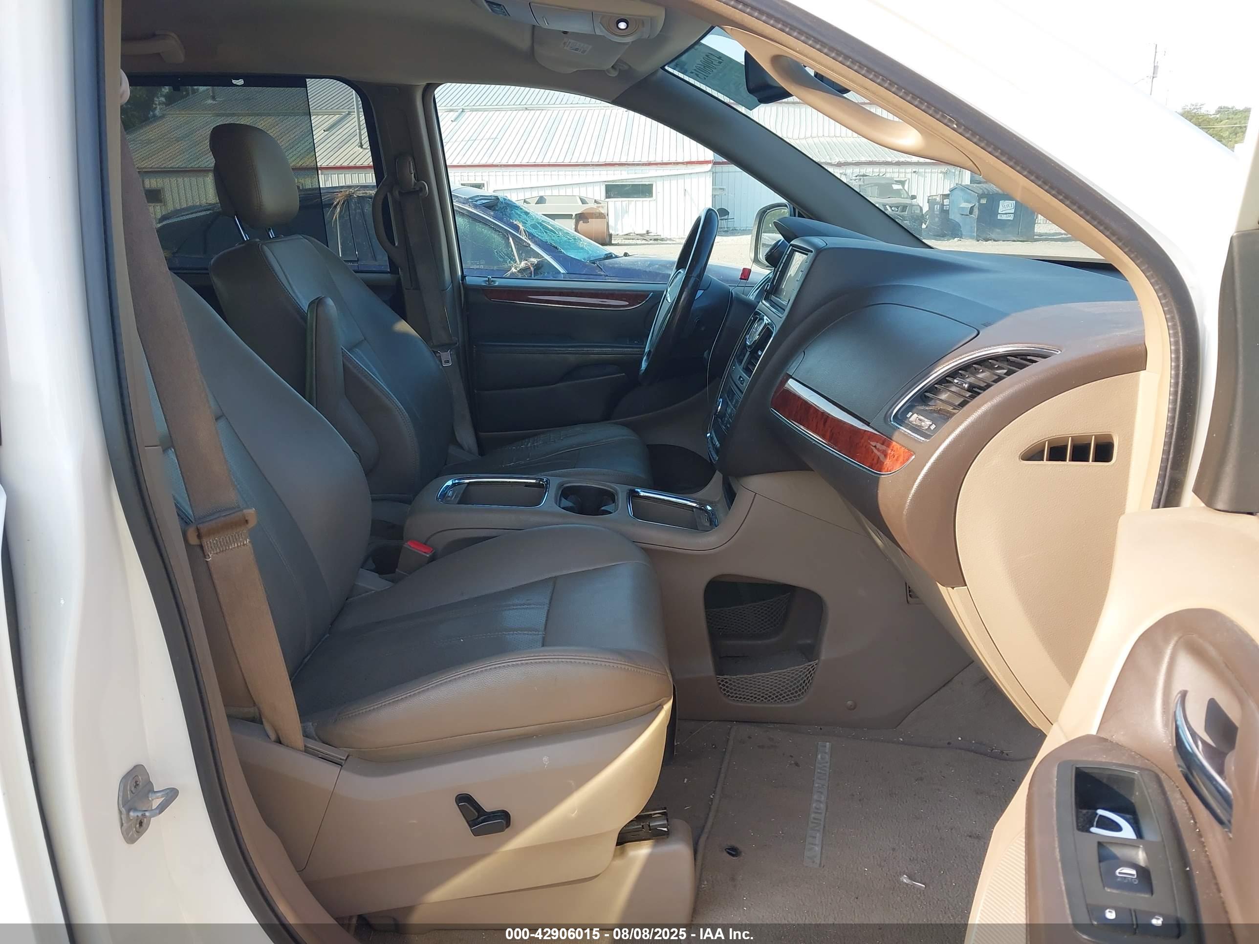 CHRYSLER TOWN image 5