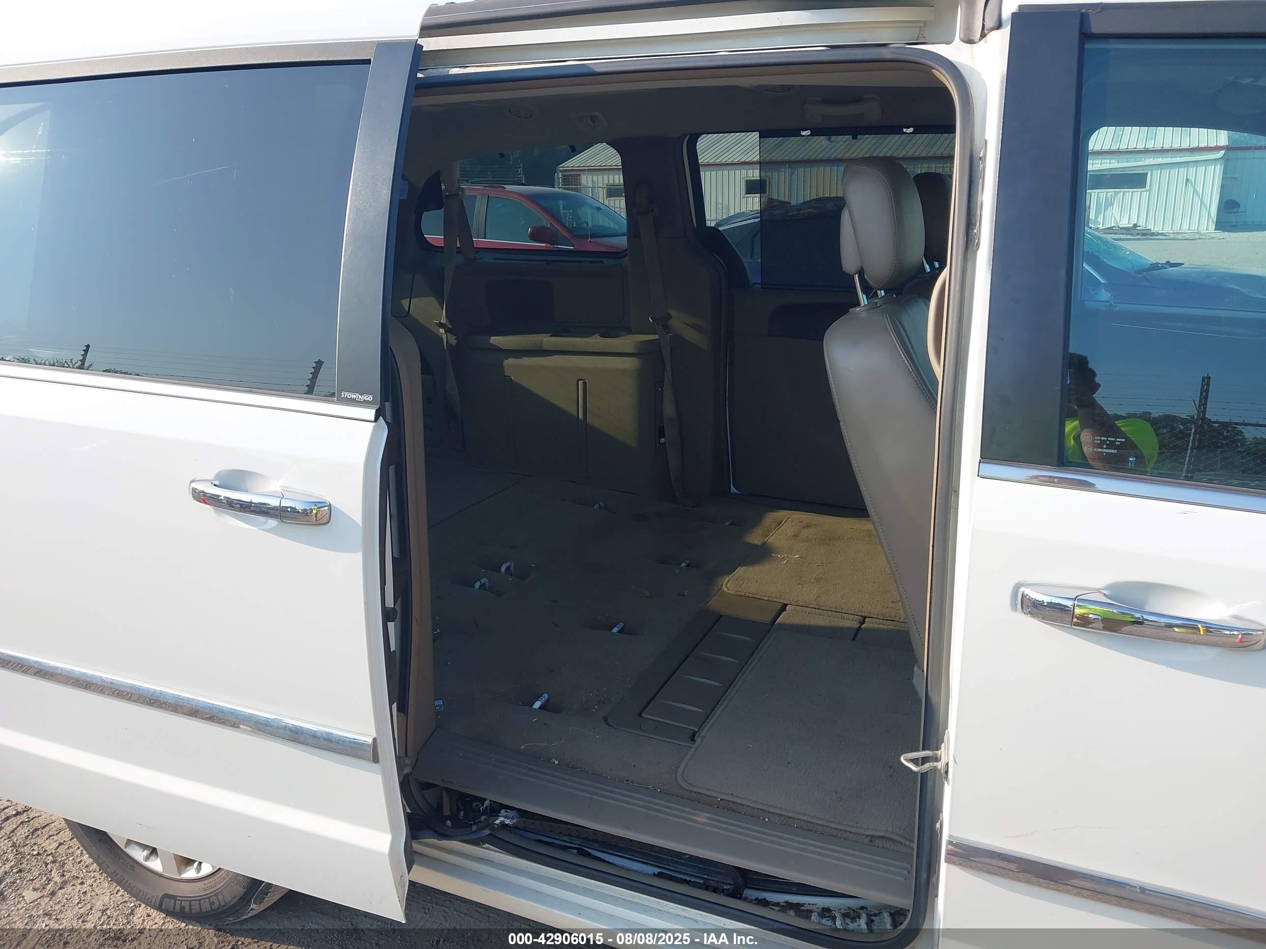 CHRYSLER TOWN image 8