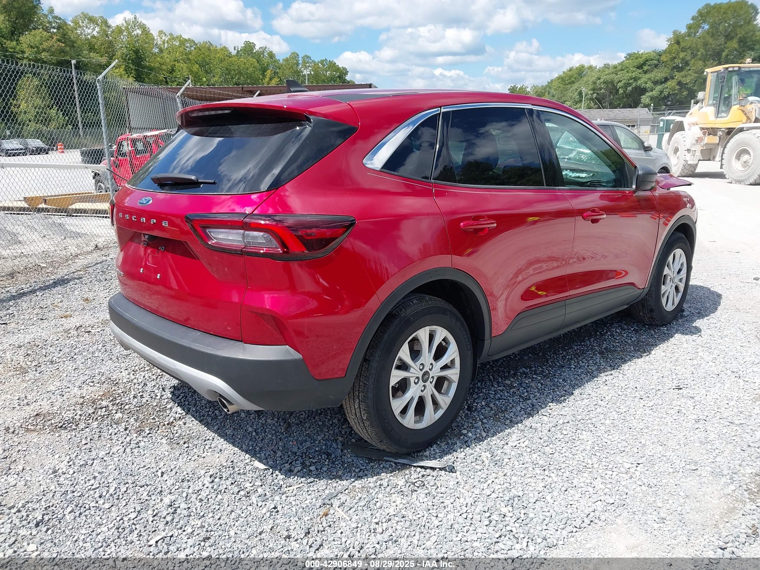 FORD ESCAPE image 4