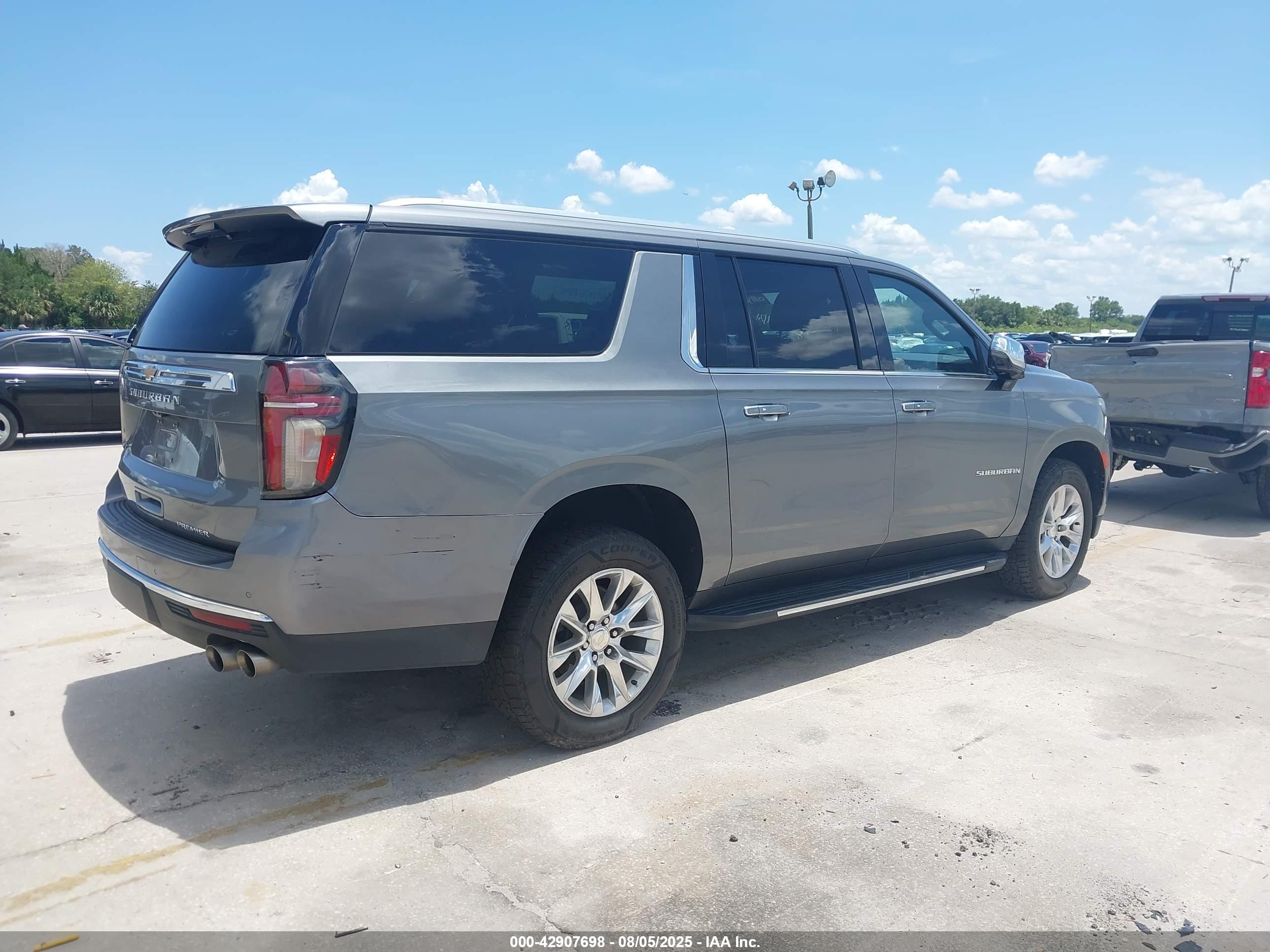 CHEVROLET SUBURBAN image 4