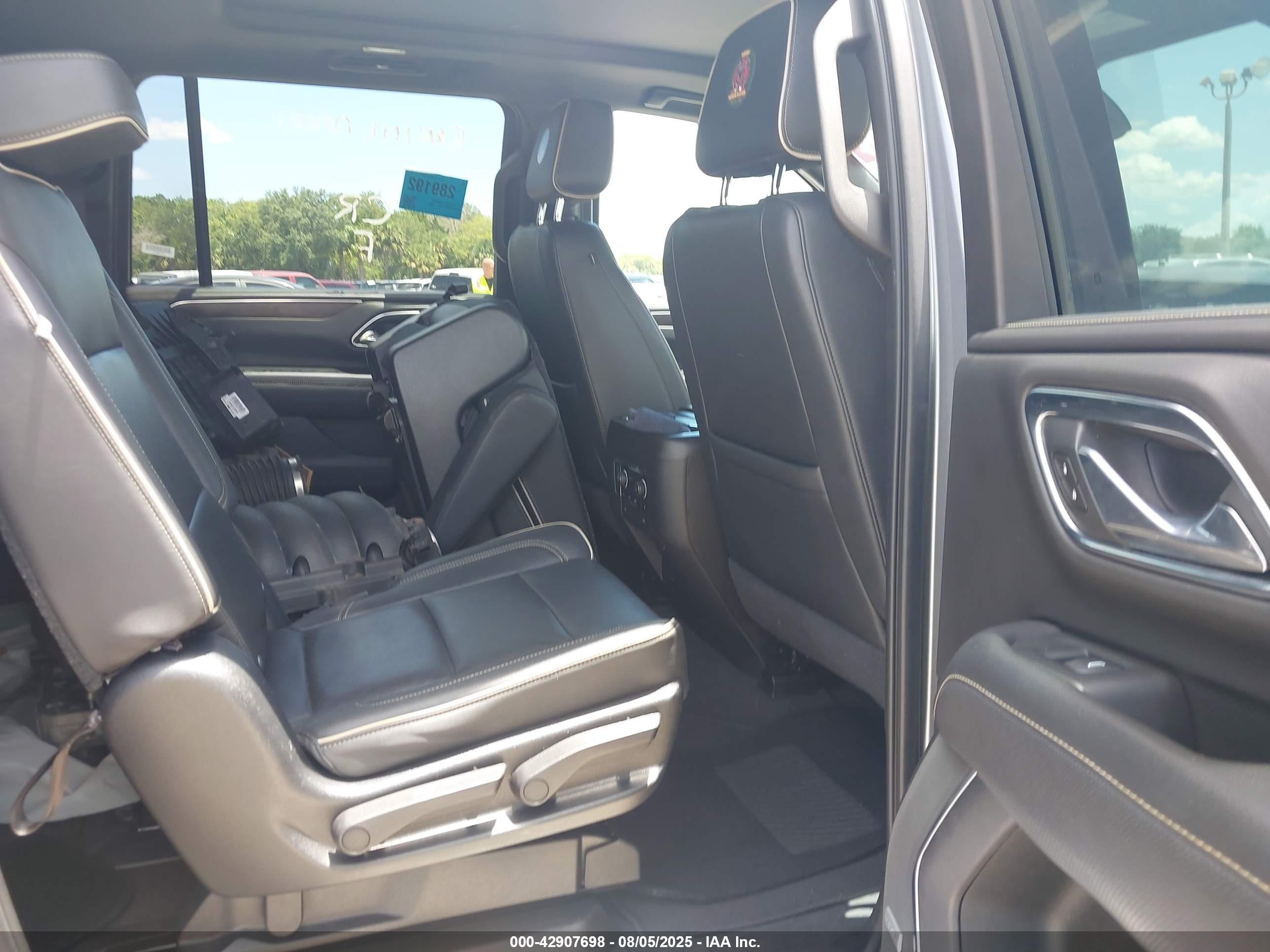 CHEVROLET SUBURBAN image 8