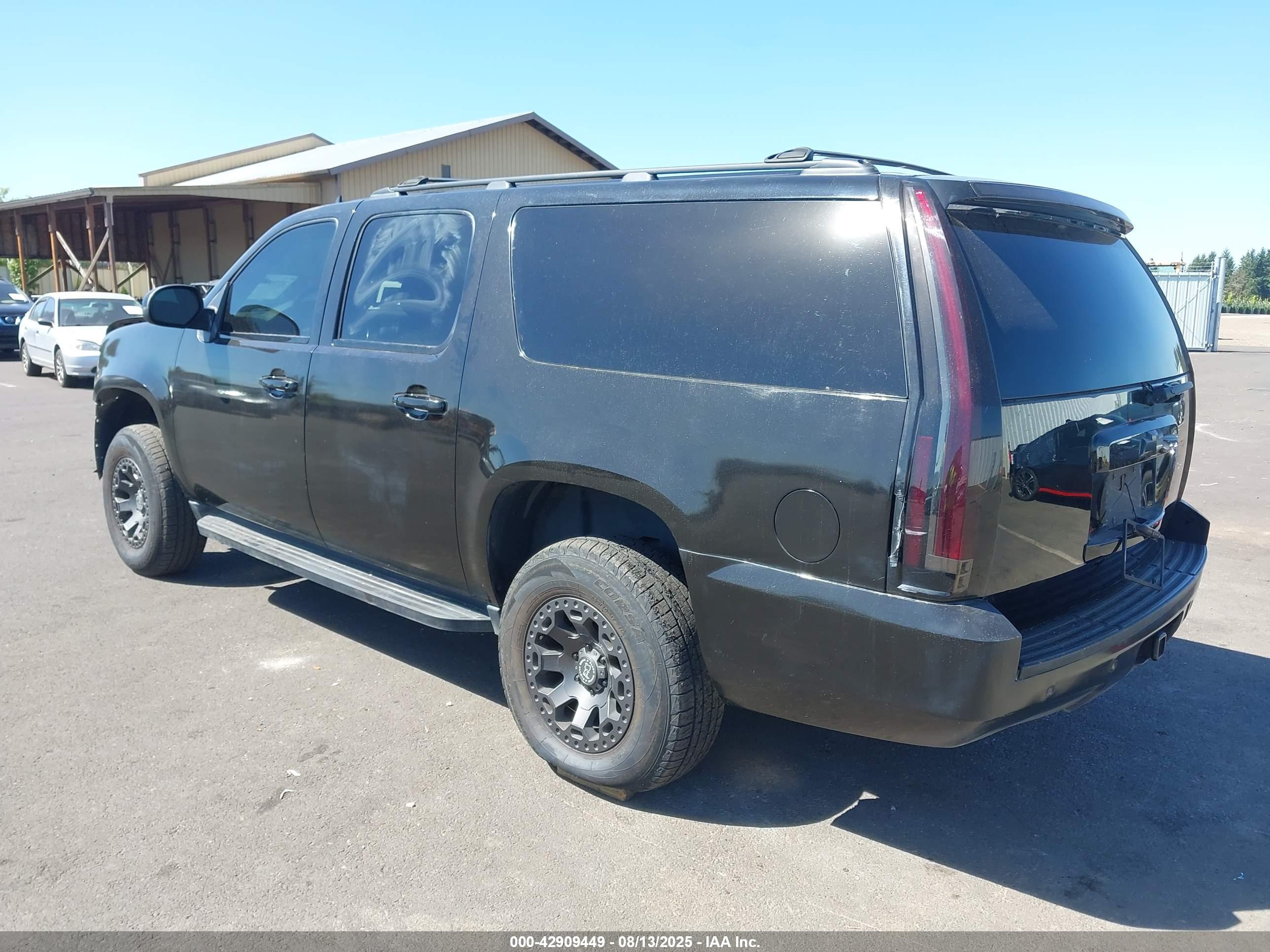 CHEVROLET SUBURBAN image 3